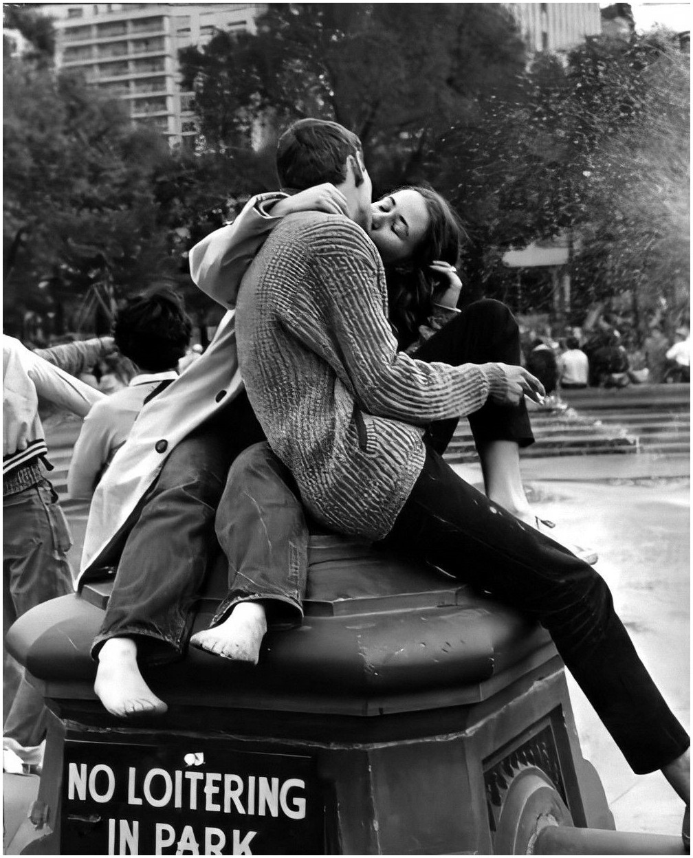 1969. Reading in Washington Square Park. Andre Kertesz, photog.