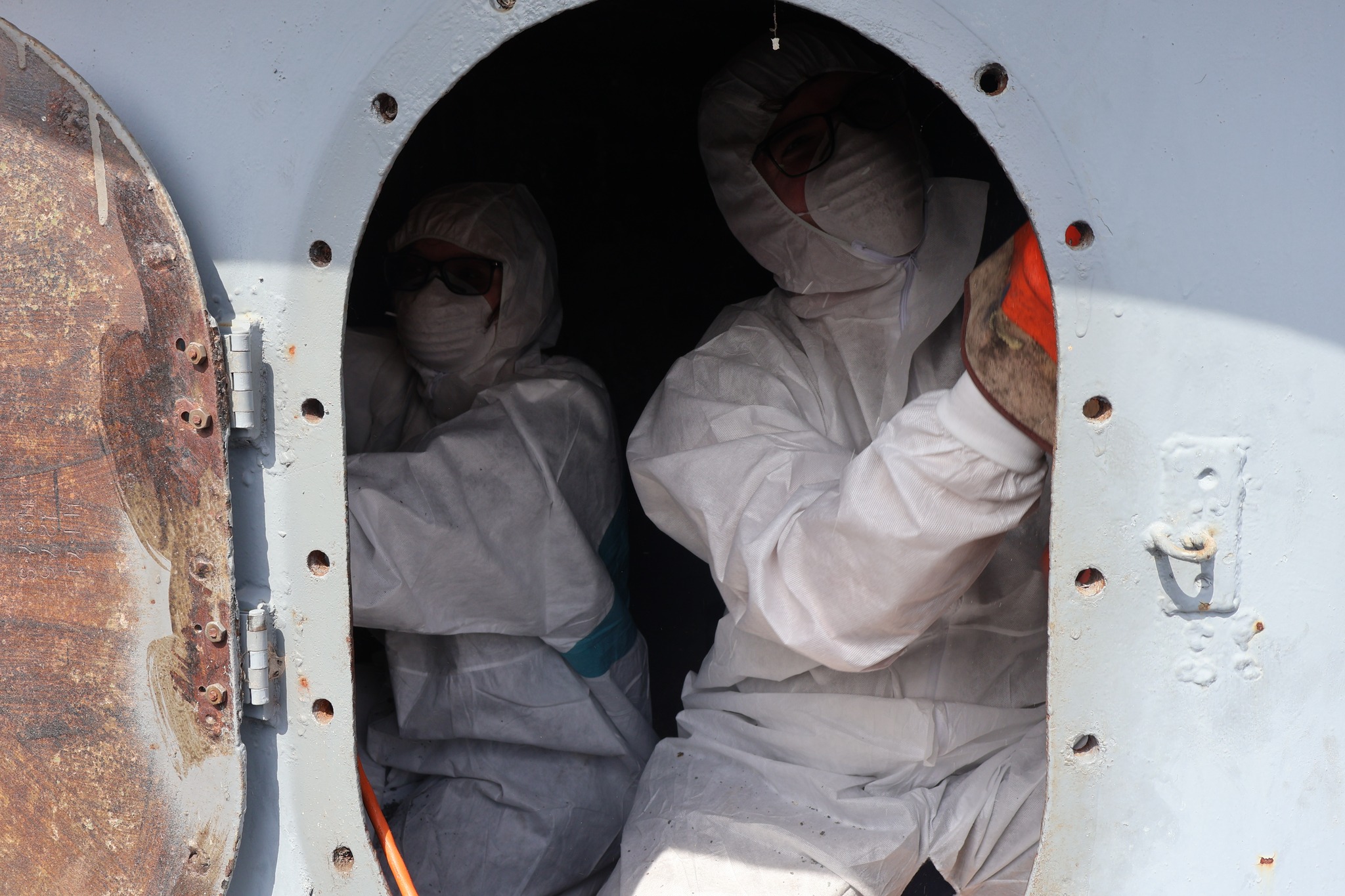 USS - Andrew and Kourtney had the worst job, scaling under the MK-51 ...