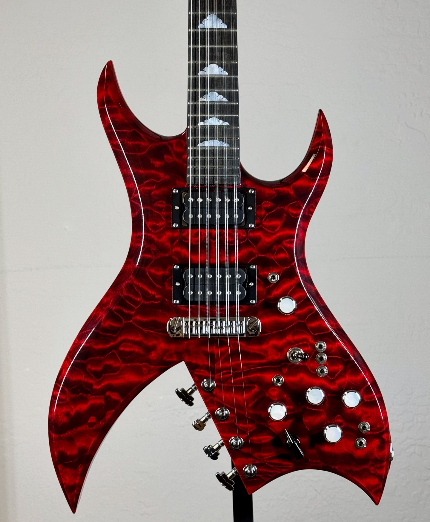 The latest Moser Custom Shop V is here! This 100% handmade guitar 