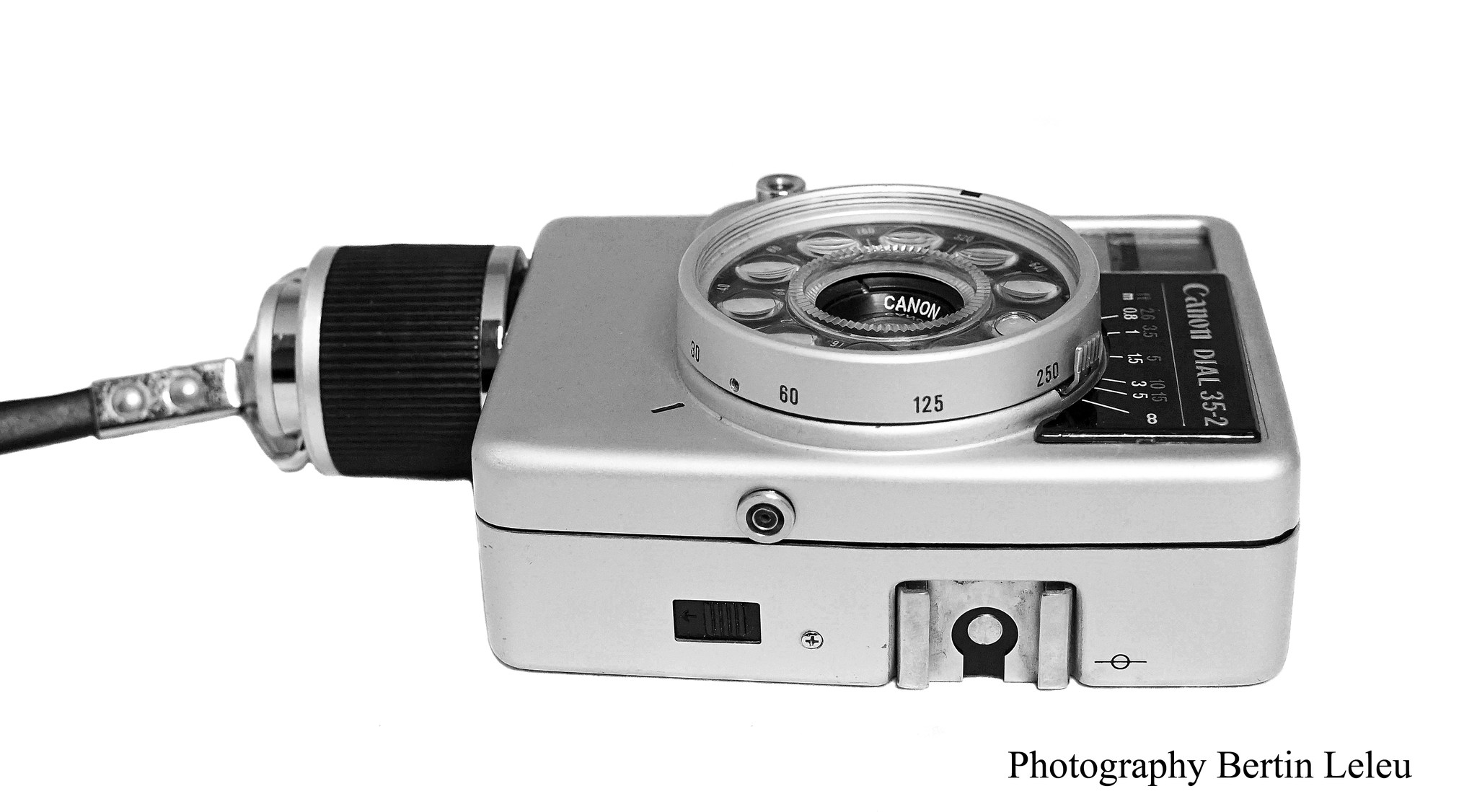 Canon Dial 35-2 half-frame camera features