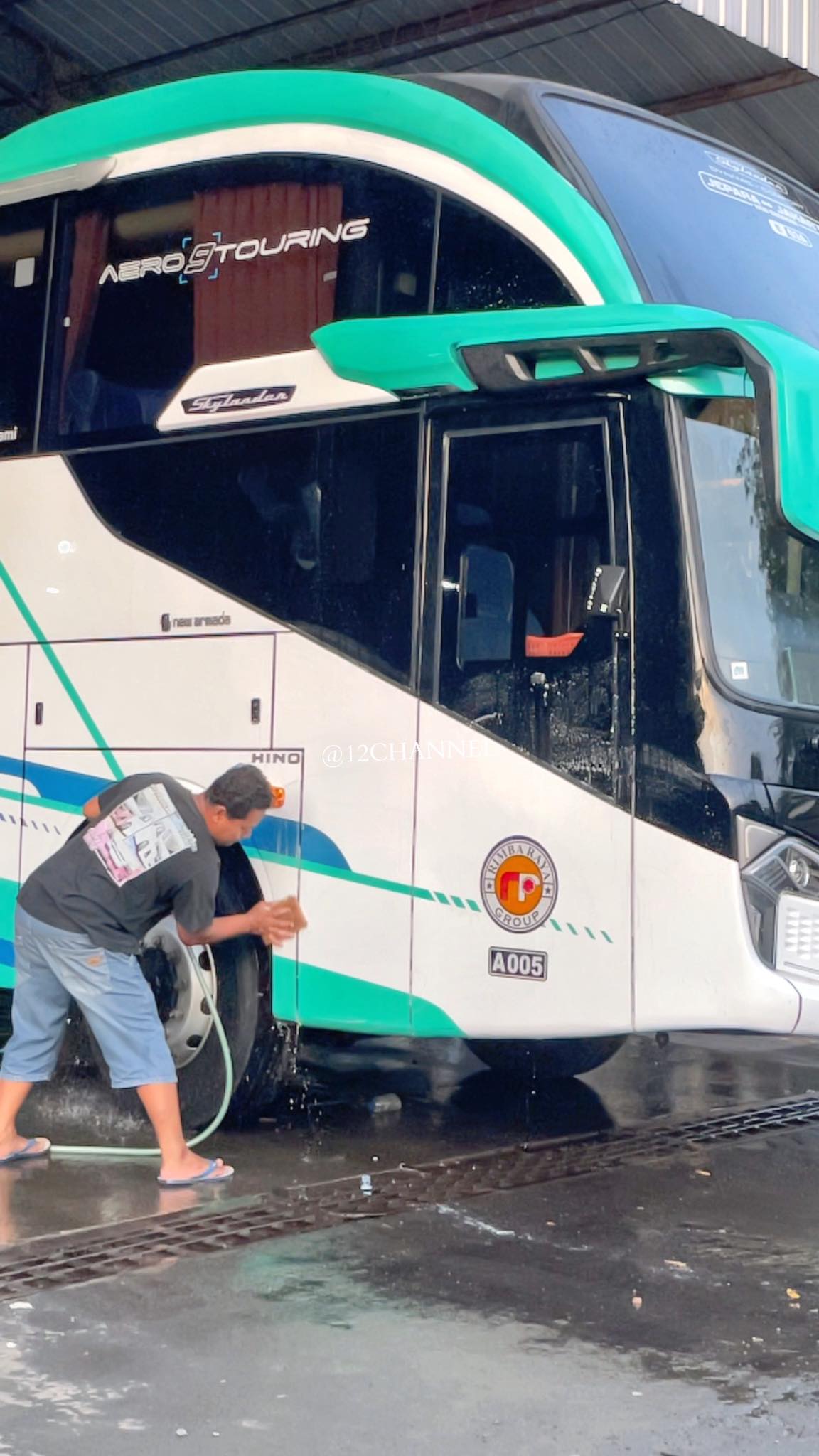 Galeri - Proses Mencuci Bus Rimba Raya Terbaru Untuk Akap, Skylander ...