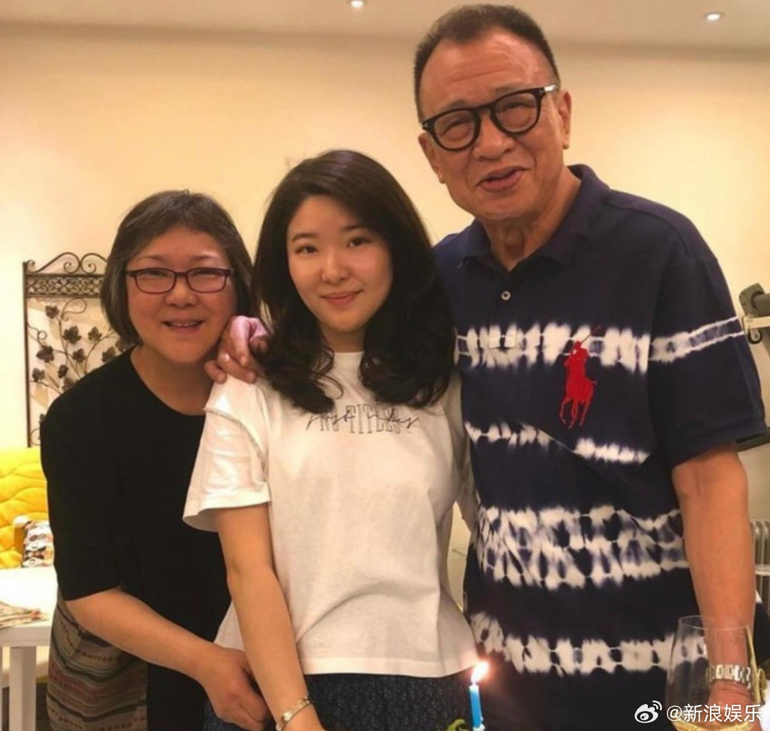 微博 - 據港媒，許紹雄遺孀龍嬿而受訪，談及許紹雄去世原因：“癌症擴散加上身體受細菌感染，引發多重器官衰竭，彌留兩天后去世。”龍嬿而說那兩天 ...