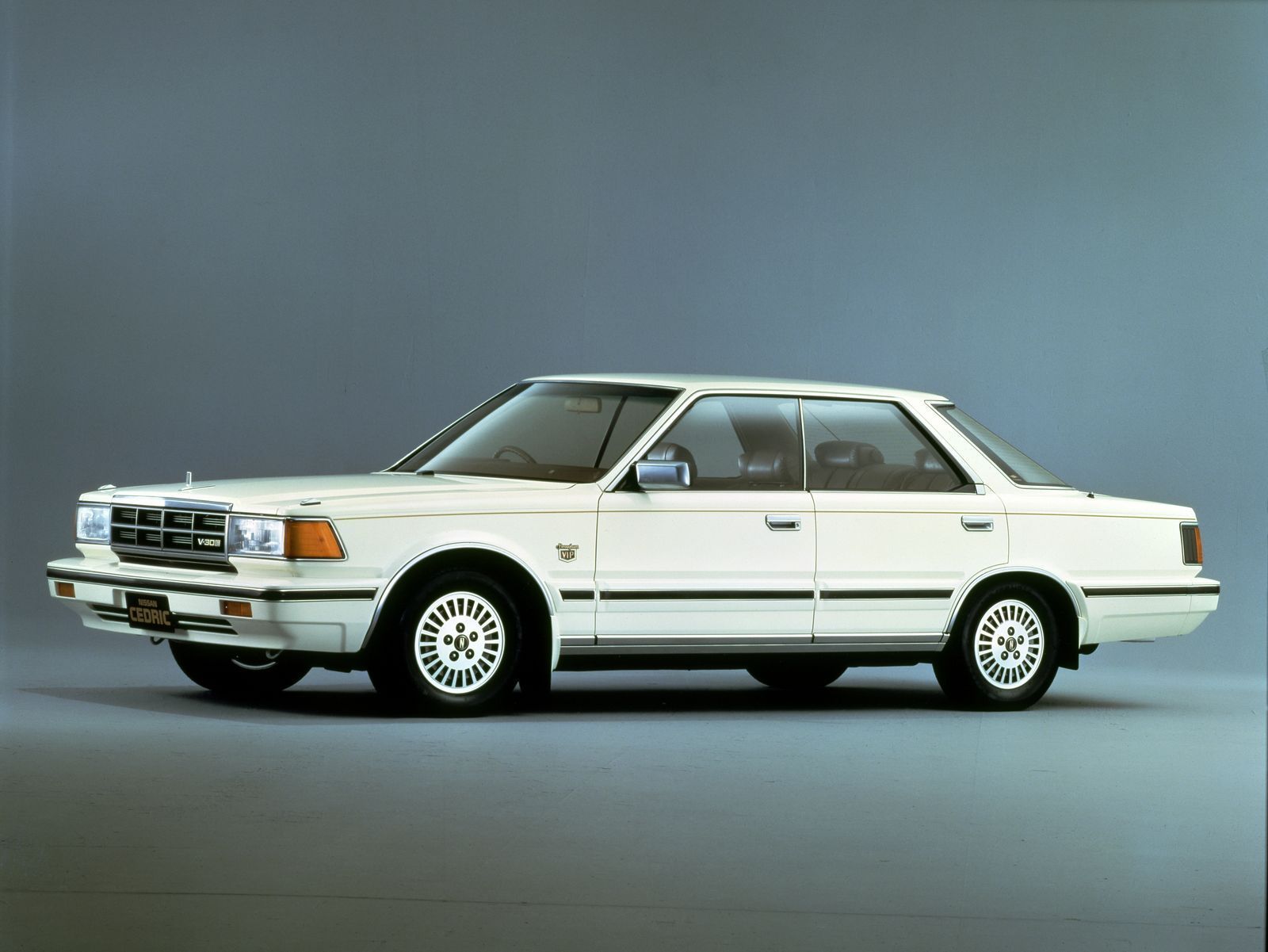 1983年登場の日産「セドリック」と「グロリア」に、日本初のV型6気筒