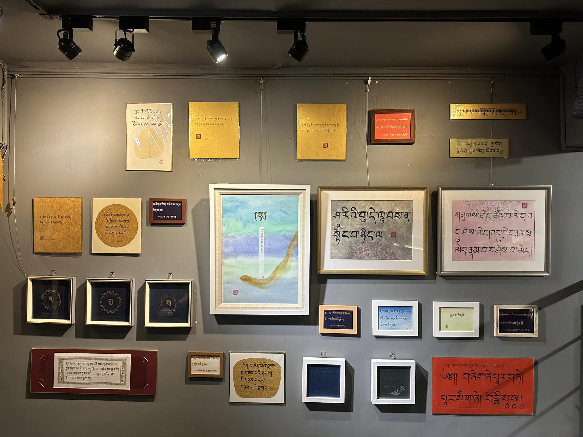 彌訶居Mihoju - 這面心經神變牆，集結了 台灣藏文書法藝術協會Taiwan Tibetan calligraphy art ...