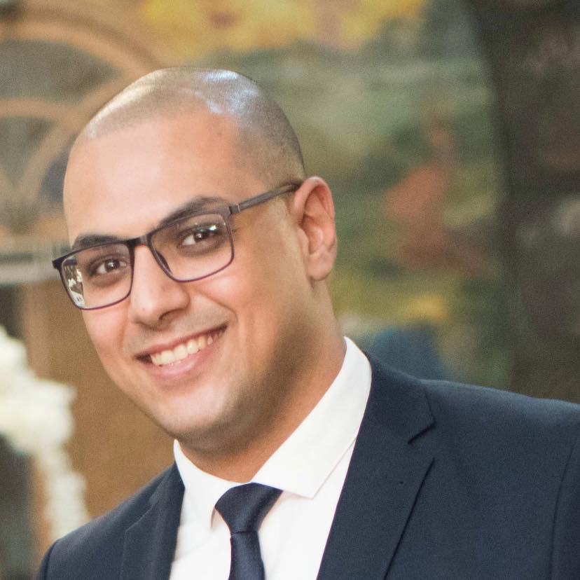 أخصائي جراحة العظام و المفاصل الصناعية و العمود الفقري عضو الجمعية ...
