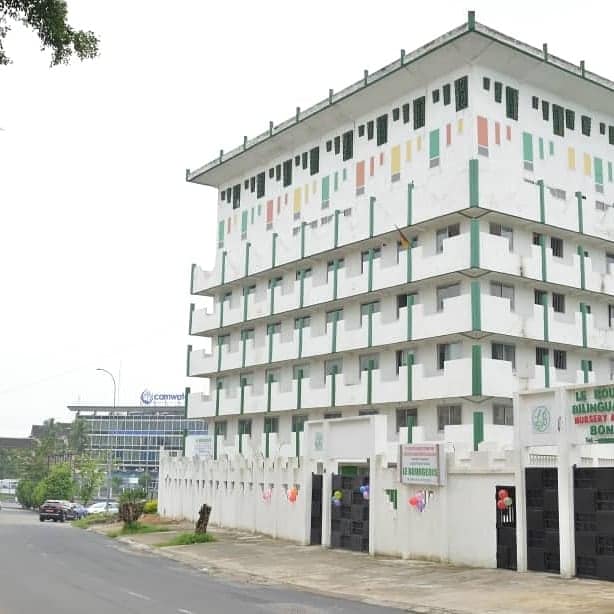 Un bâtiment construit... - Ecole Le Bourgeois Douala Bonanjo