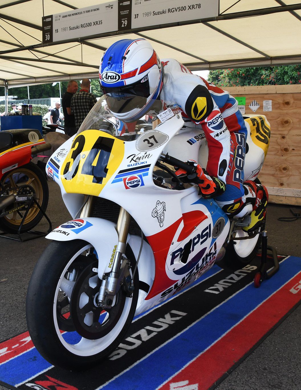 Kevin Schwantz on his Suzuki RGV500 Lucky Strike