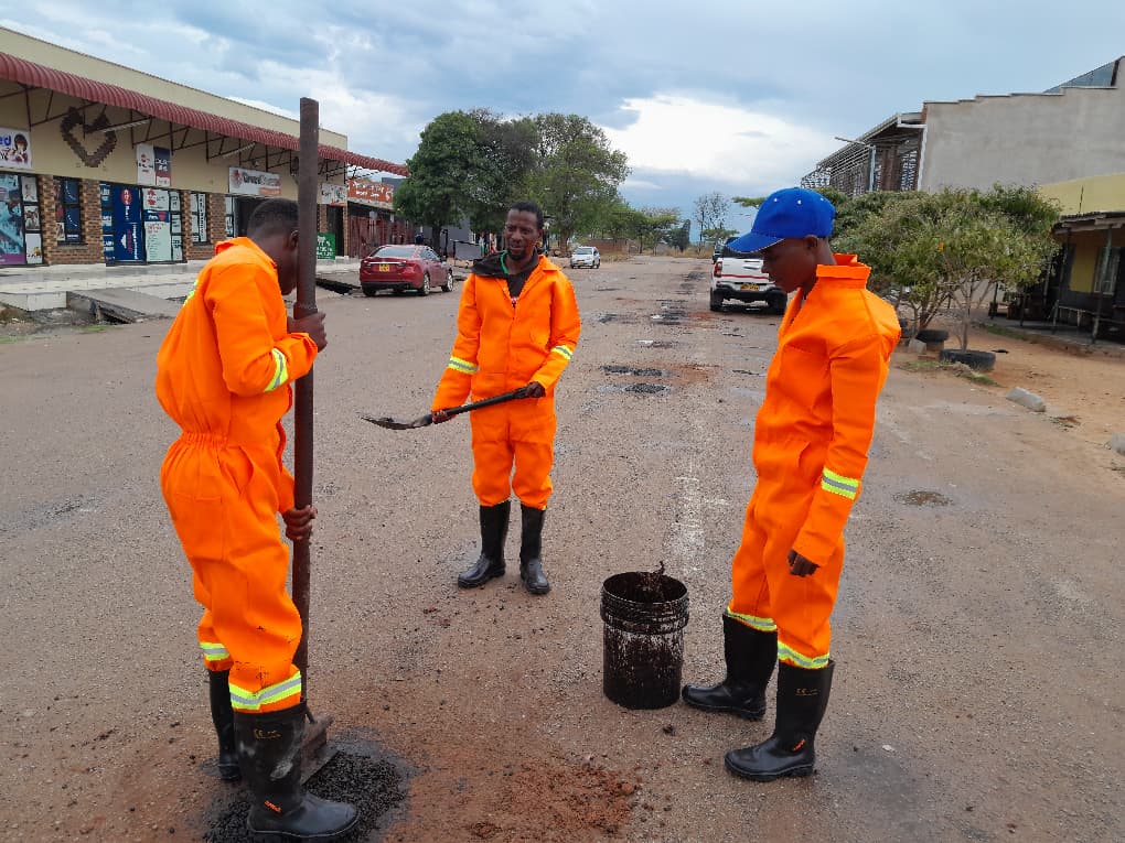 Marondera RDC - 🚧 Continued Pothole Patching at Mahusekwa... | Facebook