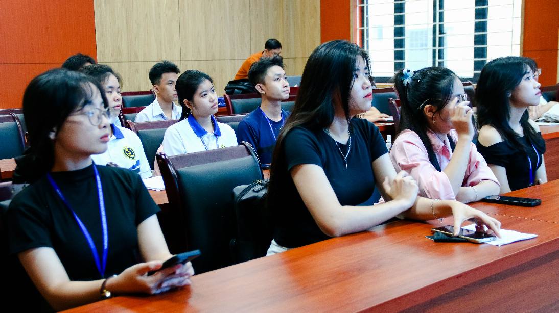 MC - Người dẫn chương... - MC - Người dẫn chương trình UTC2