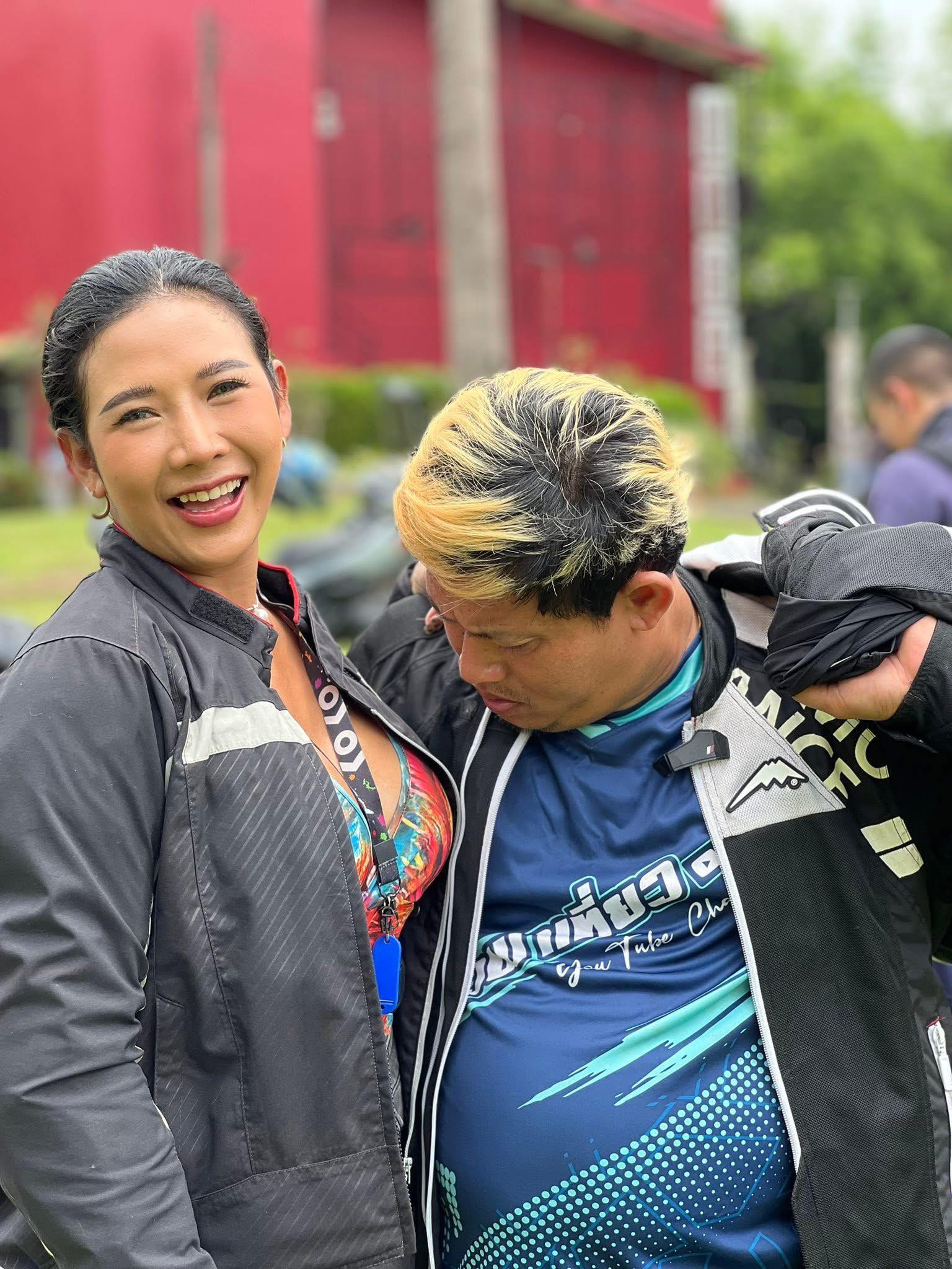 เดี๋ยว - ROSE RIDER ผู้หญิงเดินทาง ก็สะบึ้มน่ะคับ 😂🤣 น้องเฟิร์น สาวมาก ...