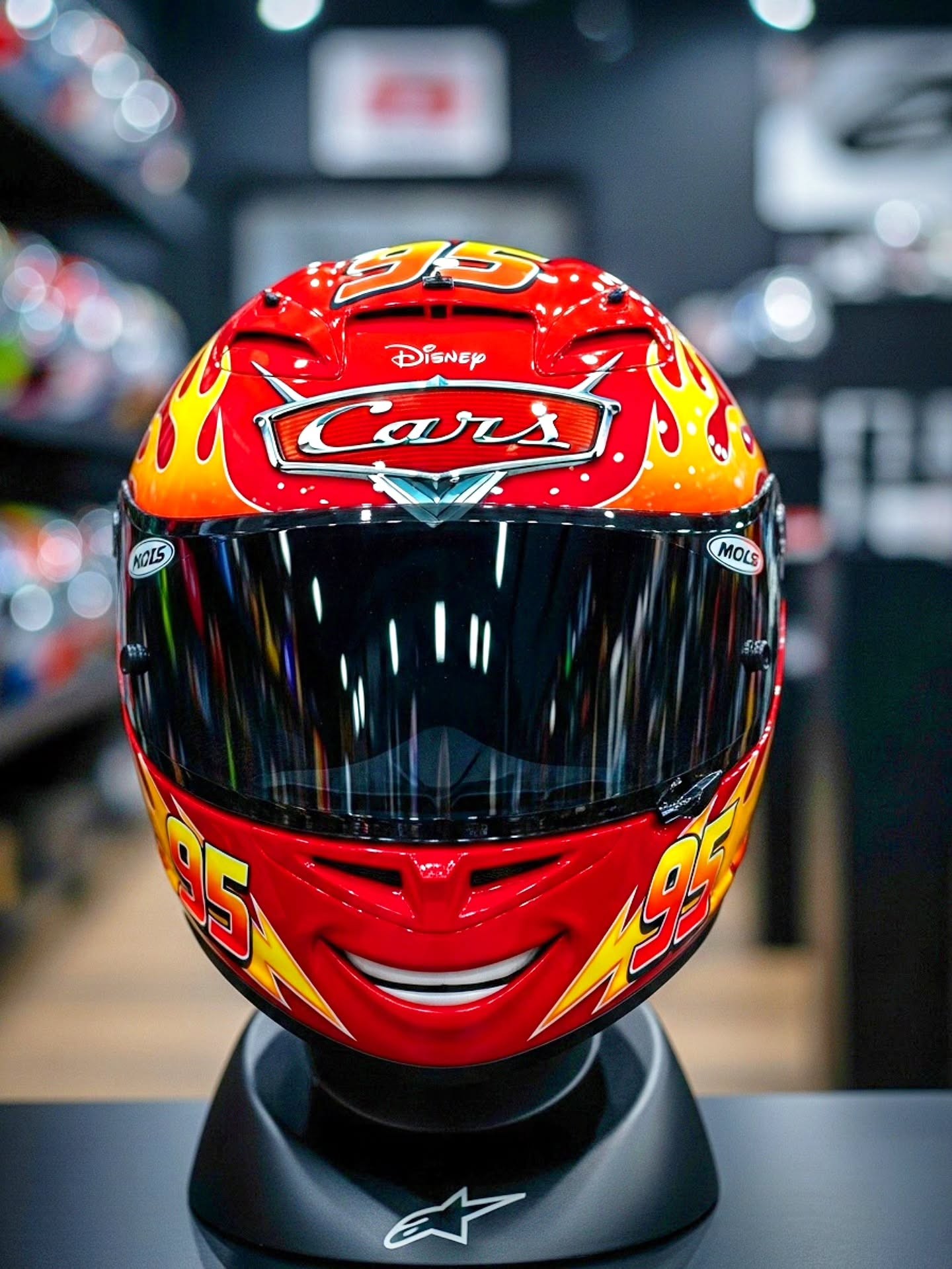 Lightning McQueen Helmet 🚩 Photo Credit: capacetesecia