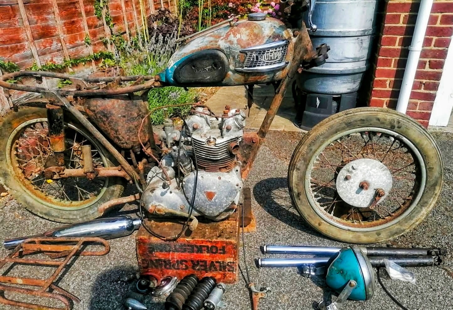 OLD - 1959 Triumph 3TA Barn Find 💙🇬🇧💙 The 1959 Triumph 3TA, also known ...
