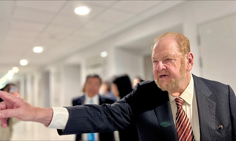 天主教輔仁大學 - Prof. Rothman伉儷生科系走廊兩側展示的海報饒富興趣。 | Facebook