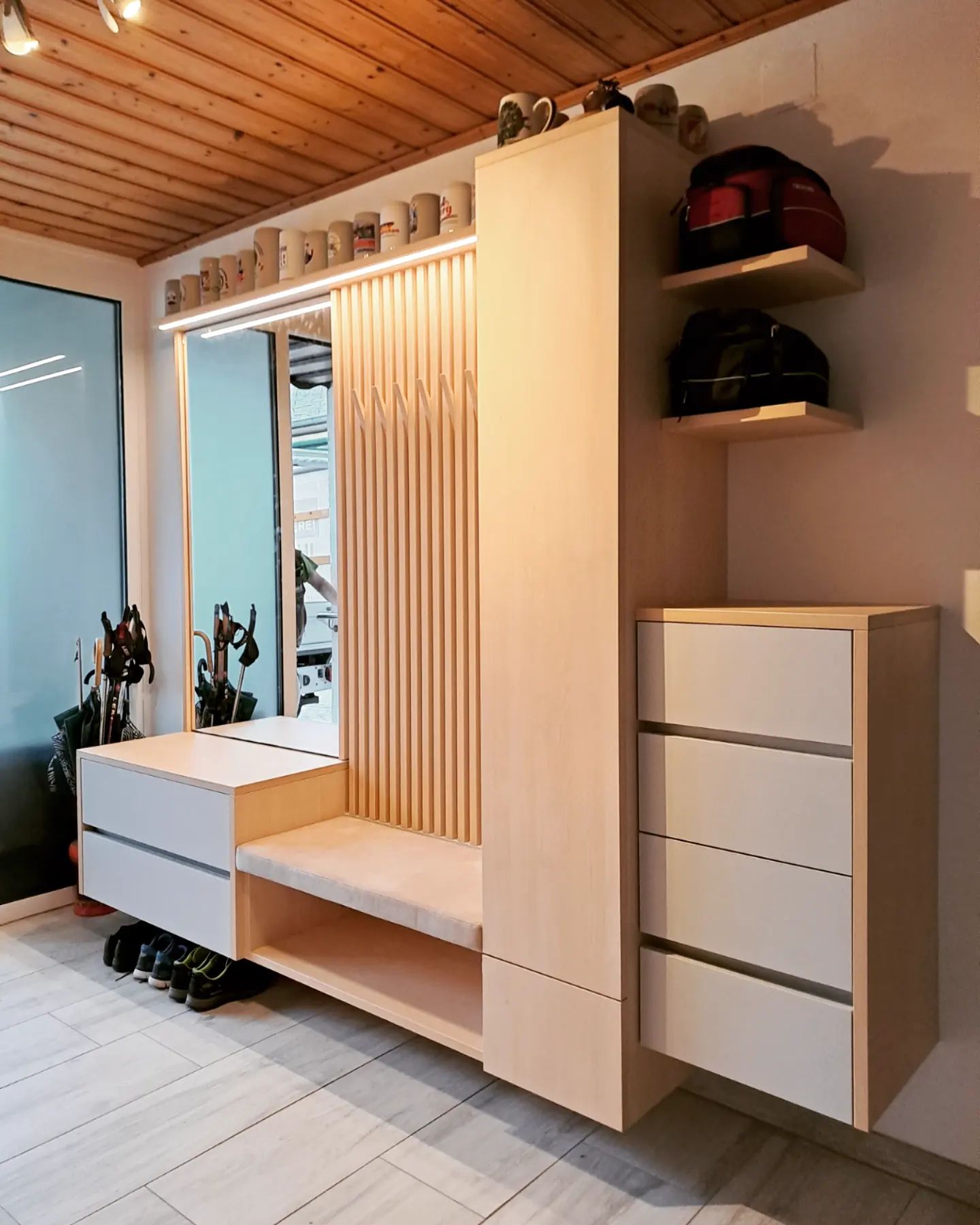 Schwebende Garderobe aus Ahorn... 😍 ...kombiniert mit grauen Fronten •Garderobenhaken aus Holz •Sitzbank und Rückwand mit Stoff bepolstert •LED dimmbar •Hinter der Spiegeltür versteckt sich der Zähl