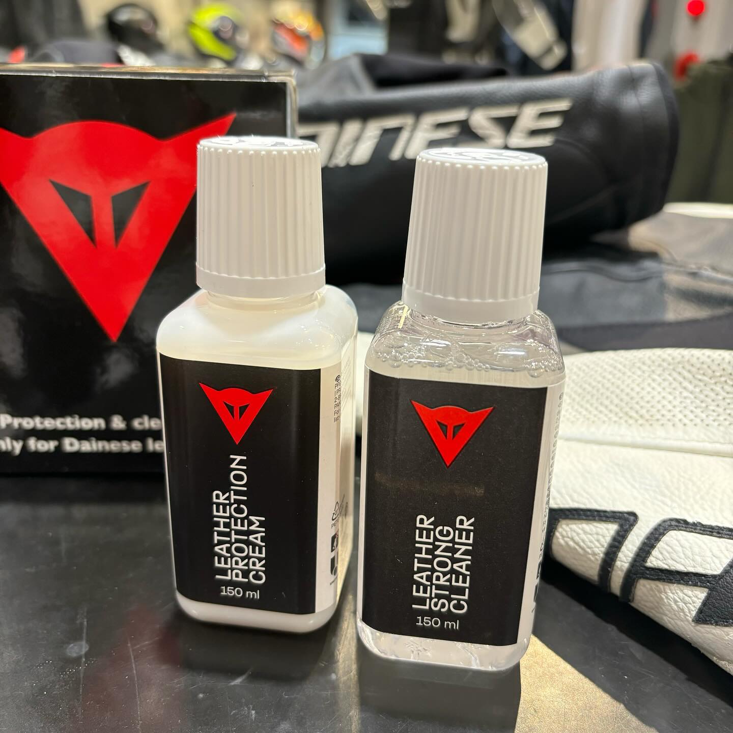 【未使用】ダイネーゼ Protection & Cleaning Kit 純正 Dainese - ”DAINESE PROTECTION & CLEANING KIT”は、レザーアイテムの