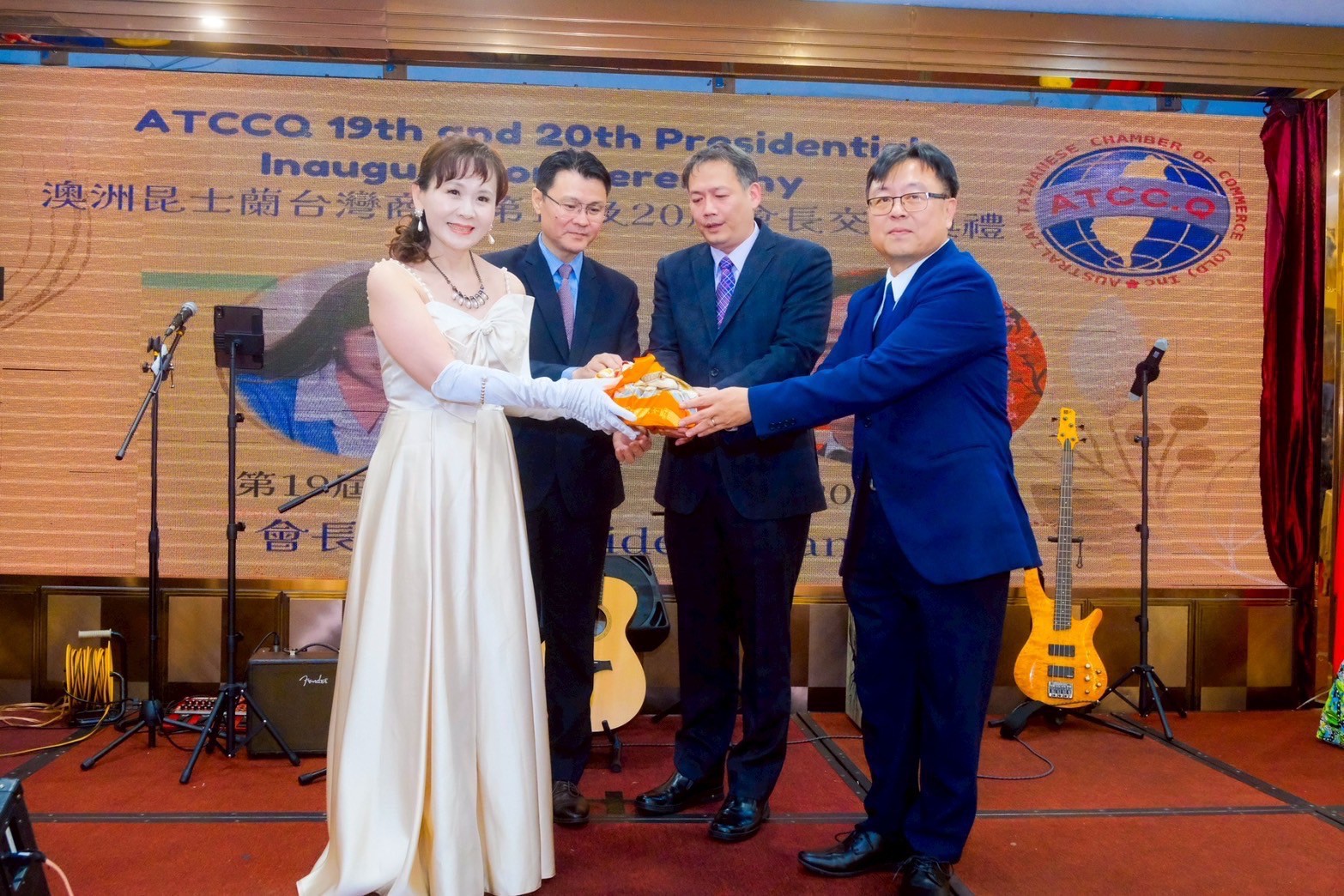 ATCCQ 澳洲昆士蘭台灣商會 - 澳洲昆士蘭台灣商會舉行第19、20屆會長交接晚宴 黃子綾榮退 黃元佐接任... | Facebook