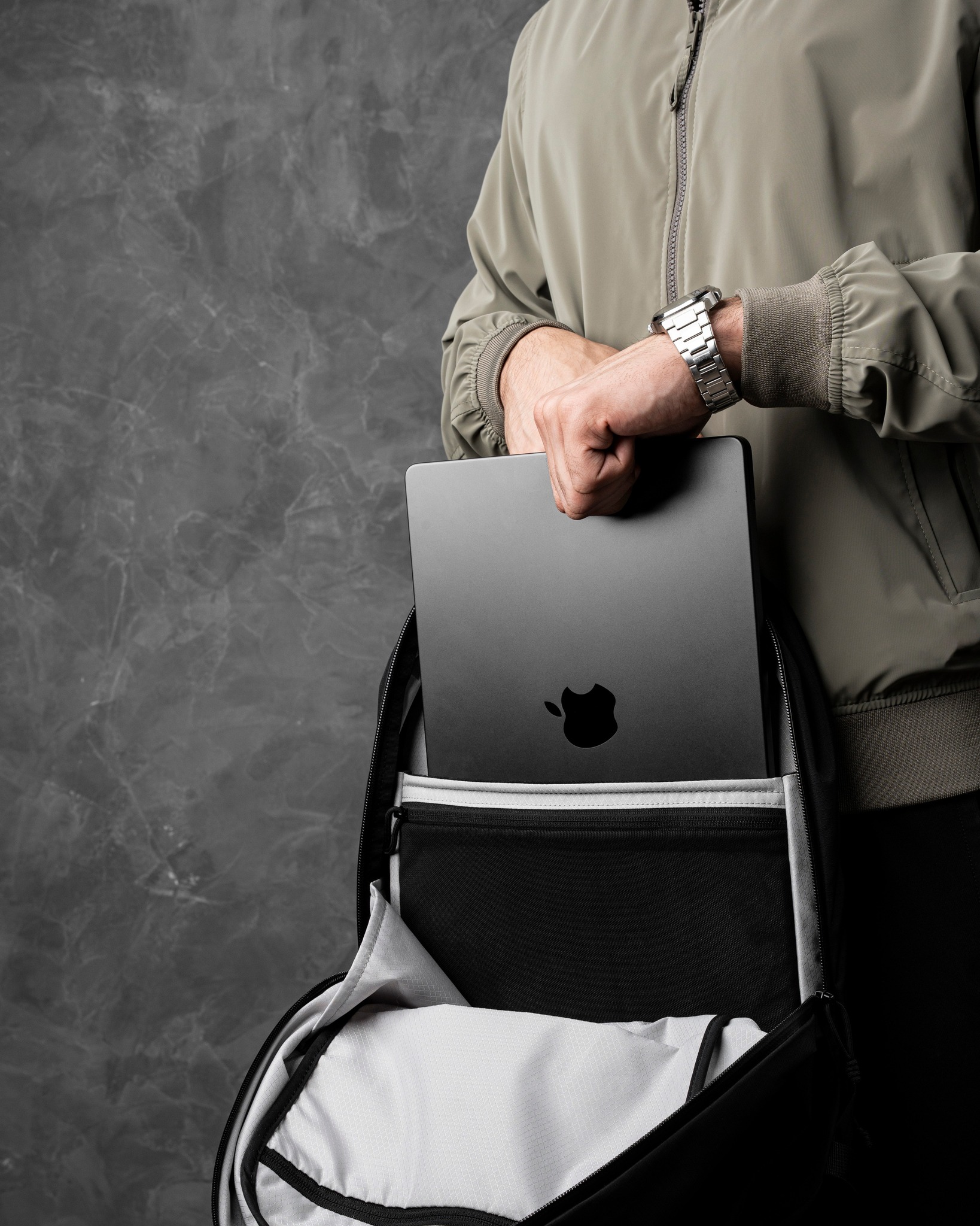 Unlike other ALPAKA bags, the Aero Pack (16L) has thin 