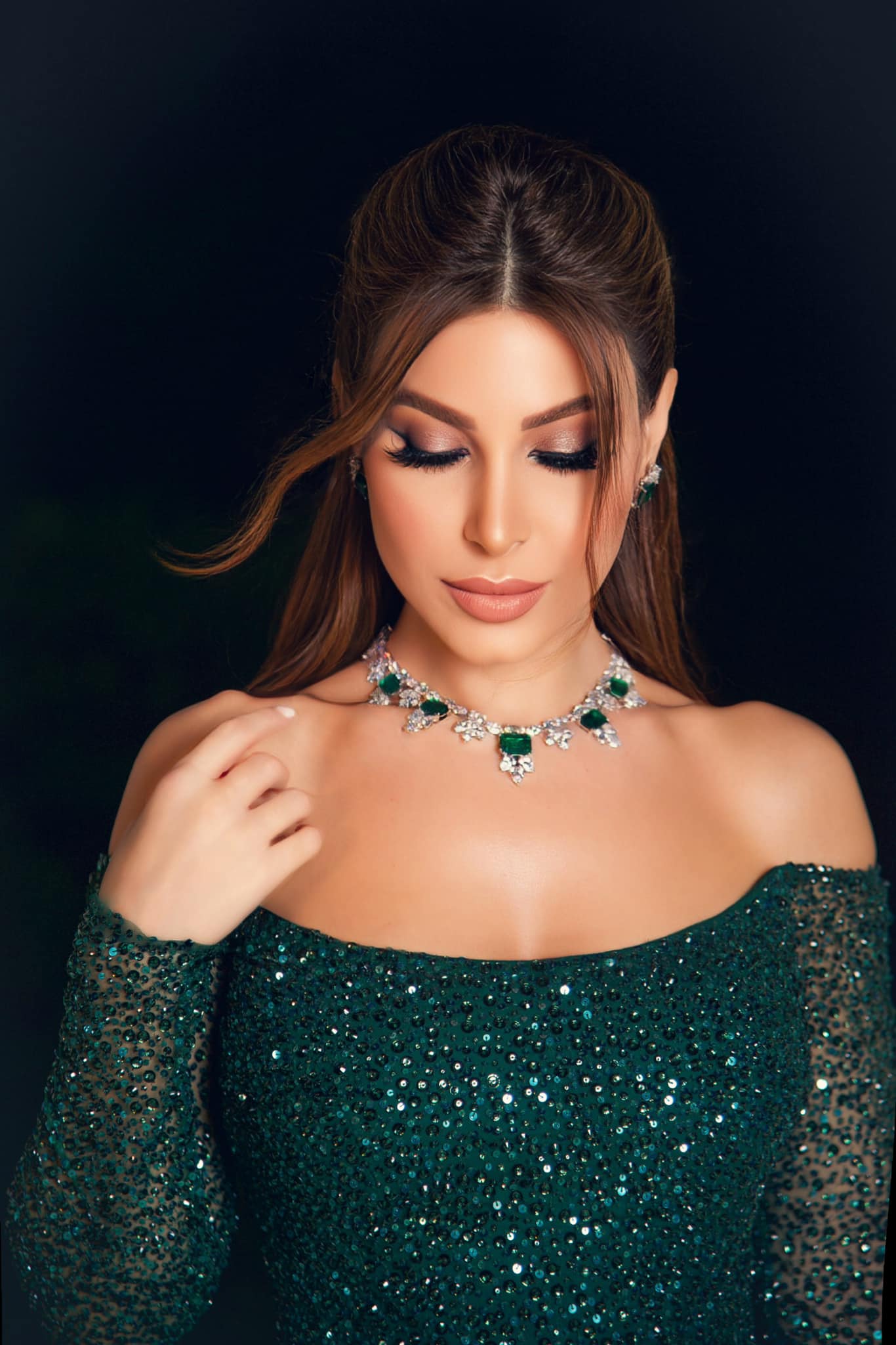 Green looks good on me… wouldn't you agree? 💚✨ A wedding night to remember💚 Dressed by @esposagroup @esposaprive Hair by @wassimsteve Jewelry by @voguegioielleria Contact lenses My Collection “Dove Gray” by @samacontactlens