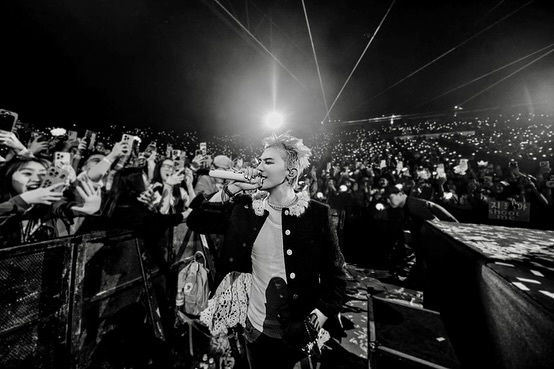 LEGENDARY NIGHT WITH THE KING OF K-POP 👑💛 K-pop icon G-Dragon