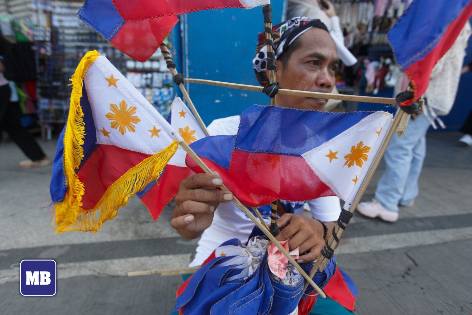 MANILA - LOOK: Forty-two-year-old Mark Bendol sells flaglets in ...