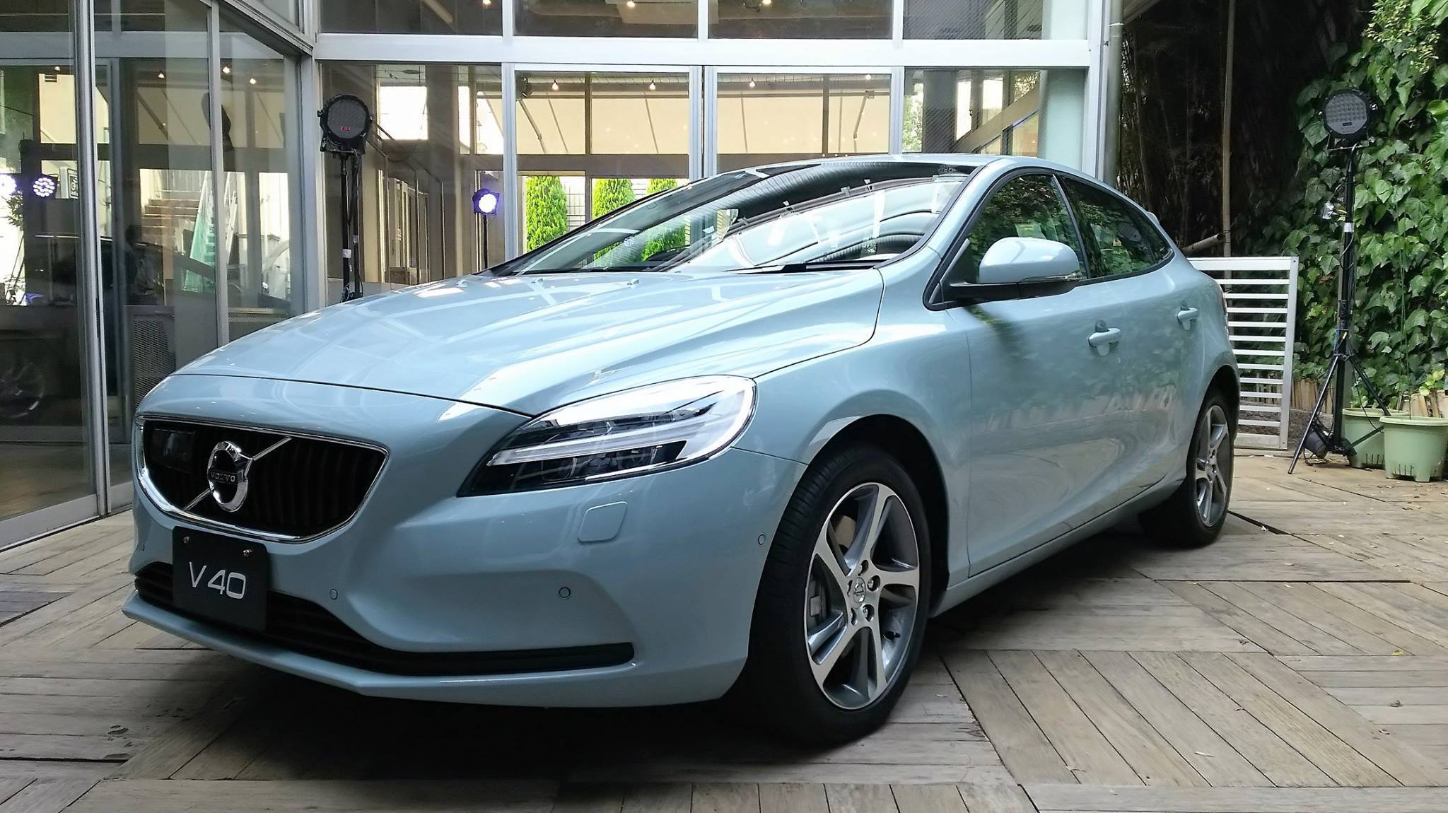 新色の由来はヒストリックボルボにあり！】 新型V40には、デニムブルー