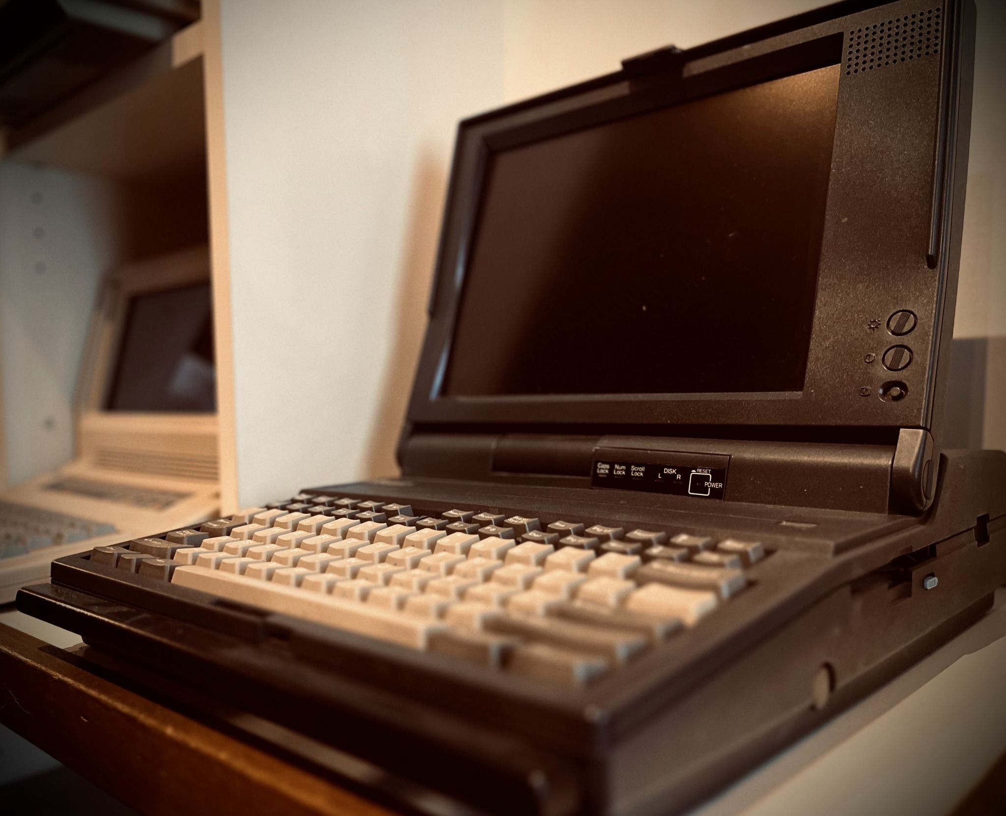 This is the Mitsubishi MP 286L! Released in 1988, this laptop
