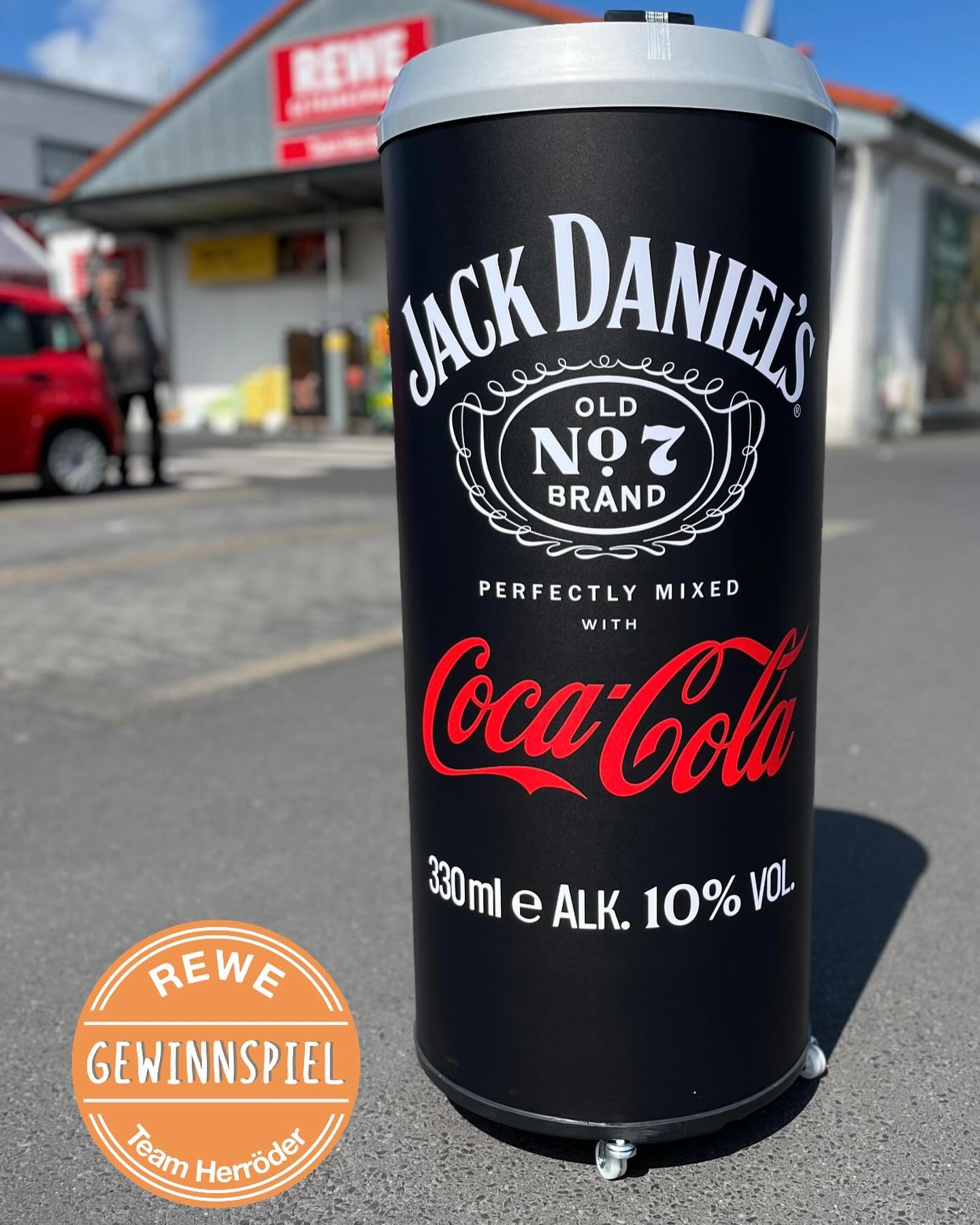 Gewinnspiel 🍀🔥 Du willst coole Drinks noch cooler genießen? Dann mach mit und gewinne einen Jack Daniel's Kühlschrank – stylisch im Dosen-Design und perfekt für deine nächste Party oder den