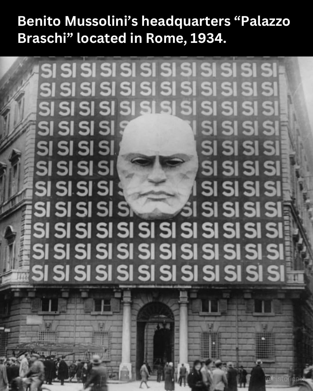 Historical - This striking image shows the Palazzo Braschi in Rome ...