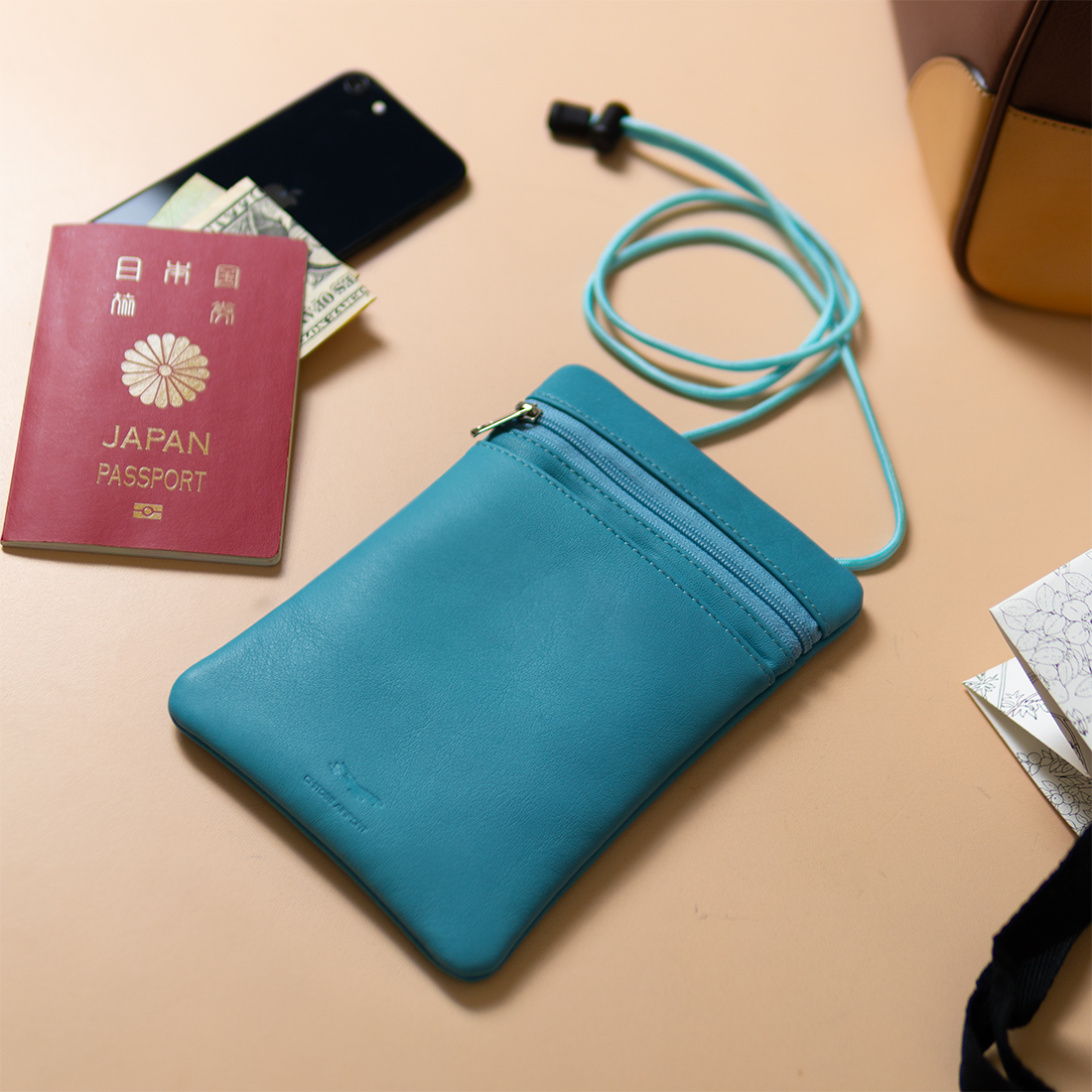 千歳空港店限定のネックポーチ】 旅の必需品を、軽やかにスマートに 