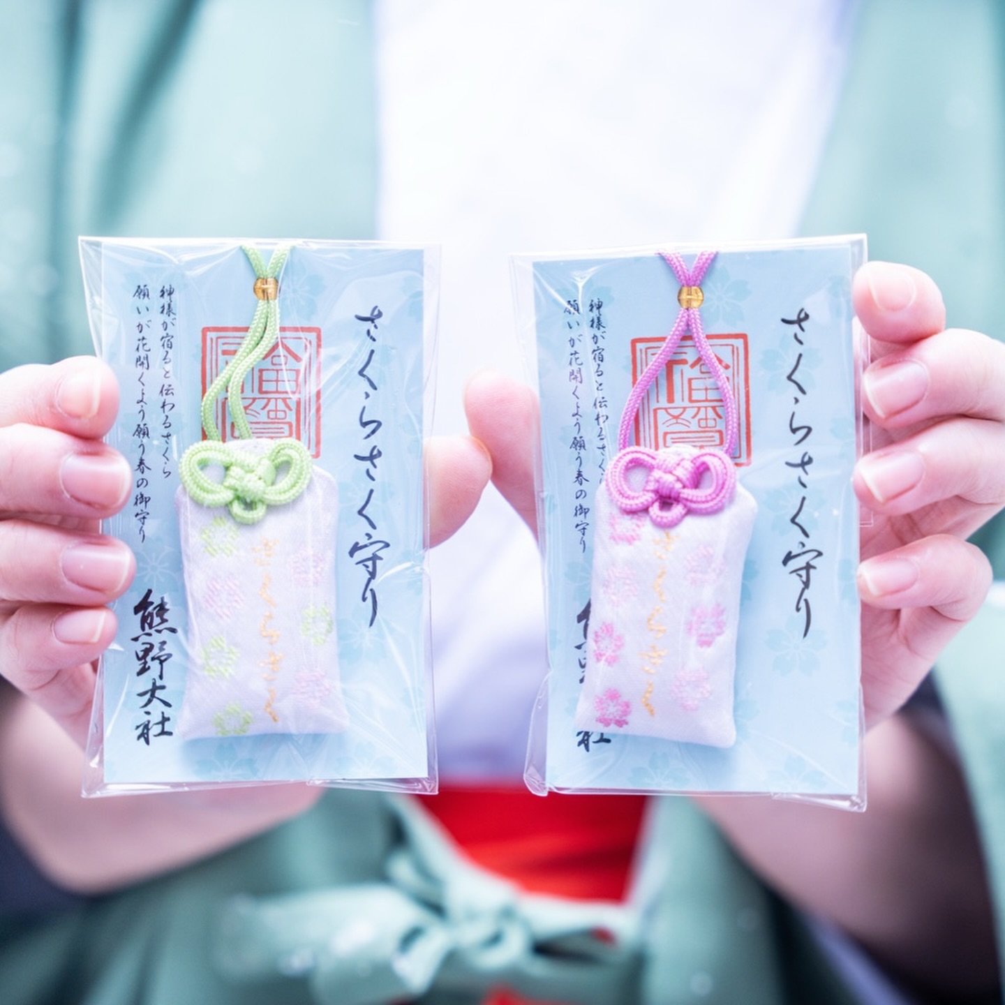 叶う守りと新春限定さくらさく守り 三羽のうさぎが意匠されている叶う 