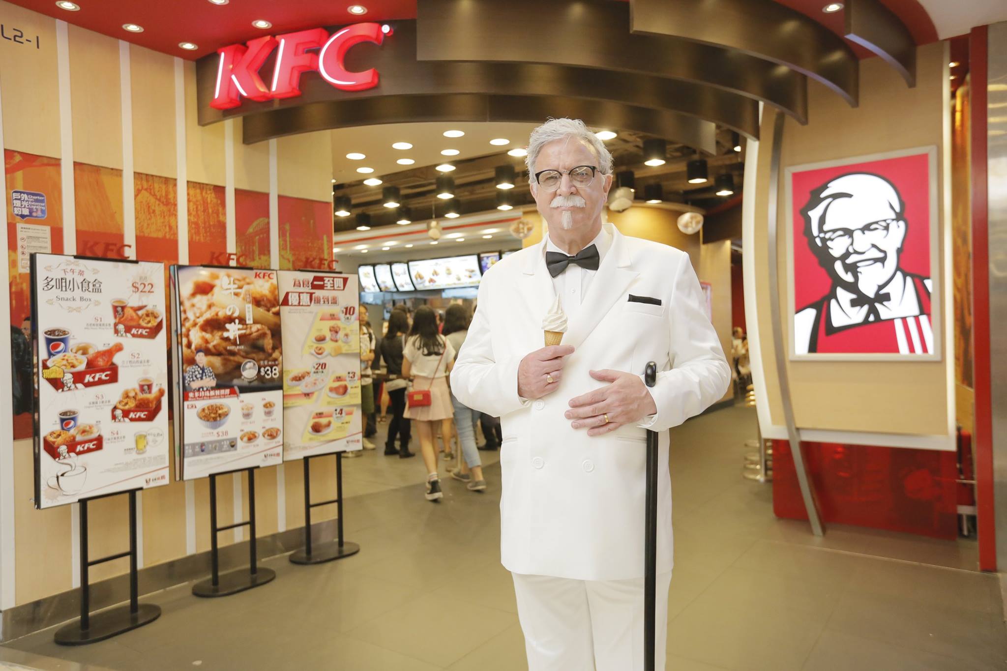 KFC - 你捕獲到上校嗎？ 上星期二，上校去咗幾間分店派新地俾大家，場面好熱鬧！ 而家立即分享返當日嘅活動花絮先！ | Facebook