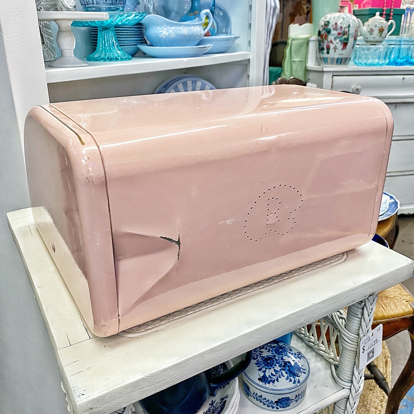 アンティーク　 BREADケース　ピンク Vintage pink bread box, as found $29.95 #magnoliaandwillowlas