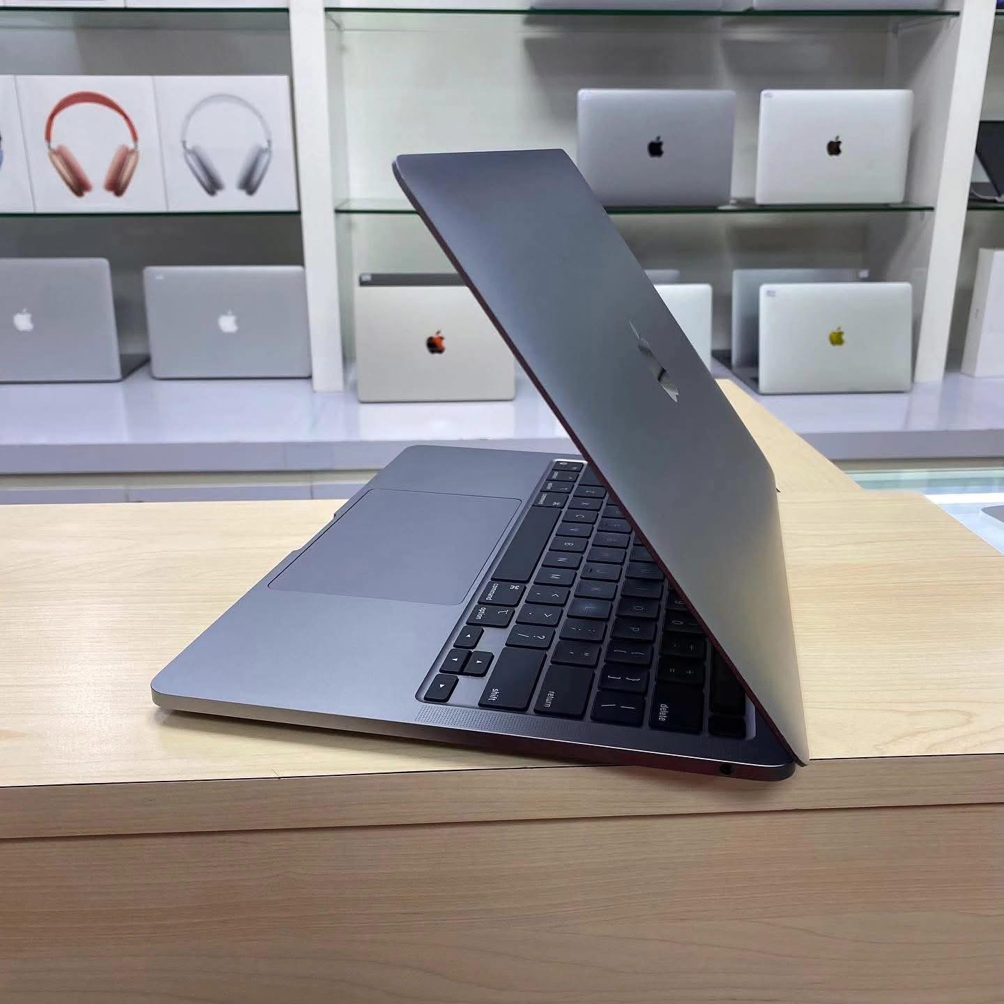 Apple ? MacBook Pro 2020,13 inches Processor: 2.3GHz Quad Core 