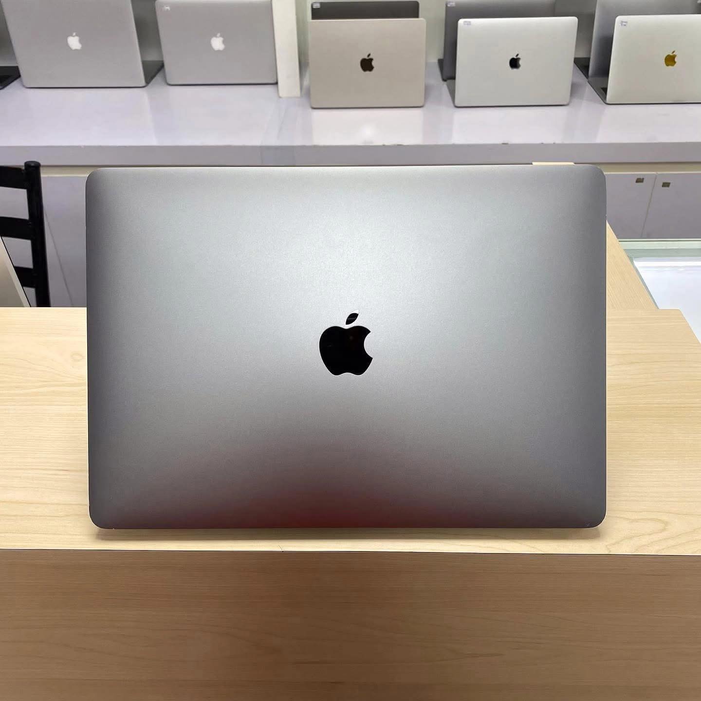 Apple ? MacBook Pro 2020,13 inches Processor: 2.3GHz Quad Core 