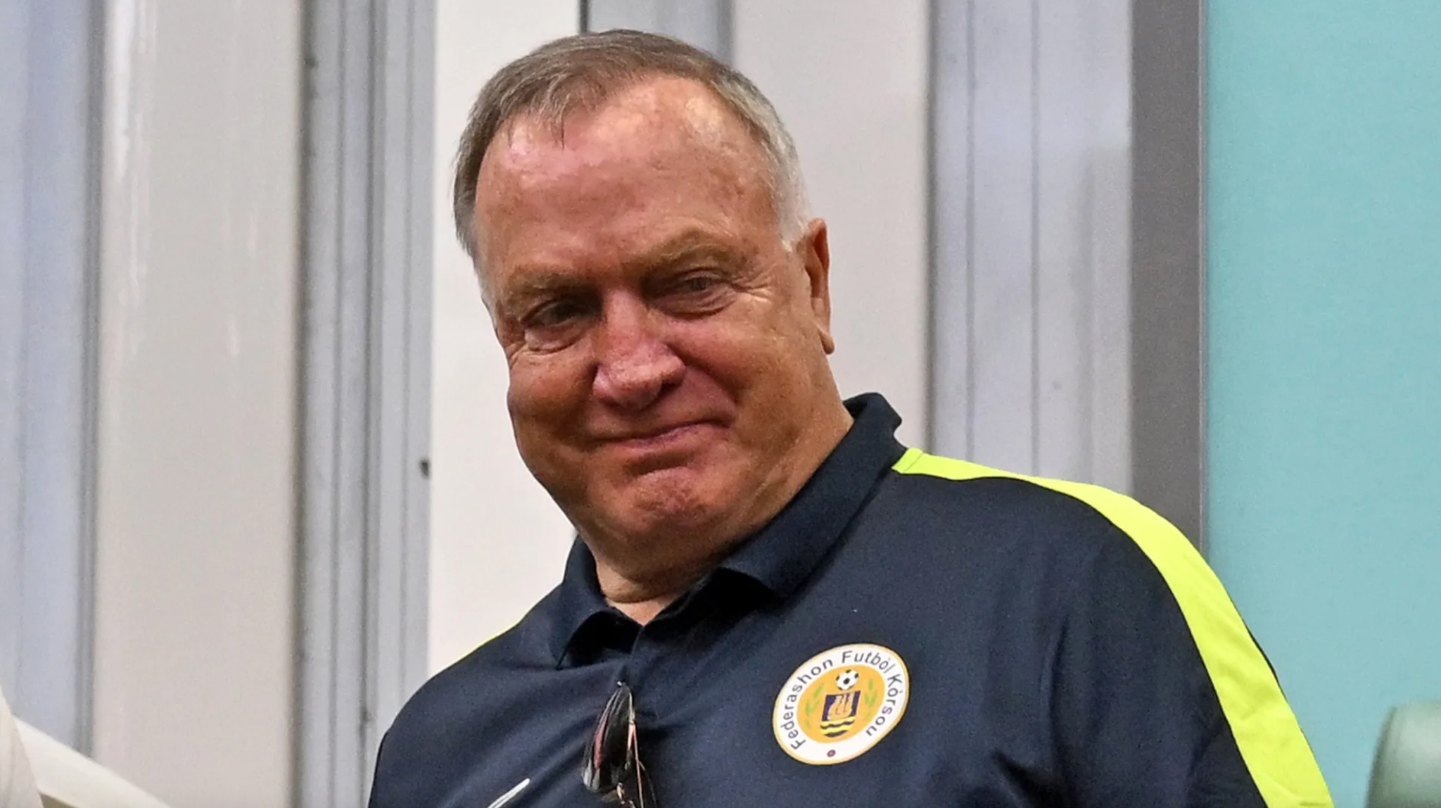 SMLY. - Dick Advocaat krijgt vreselijk nieuws te horen, vliegt ...