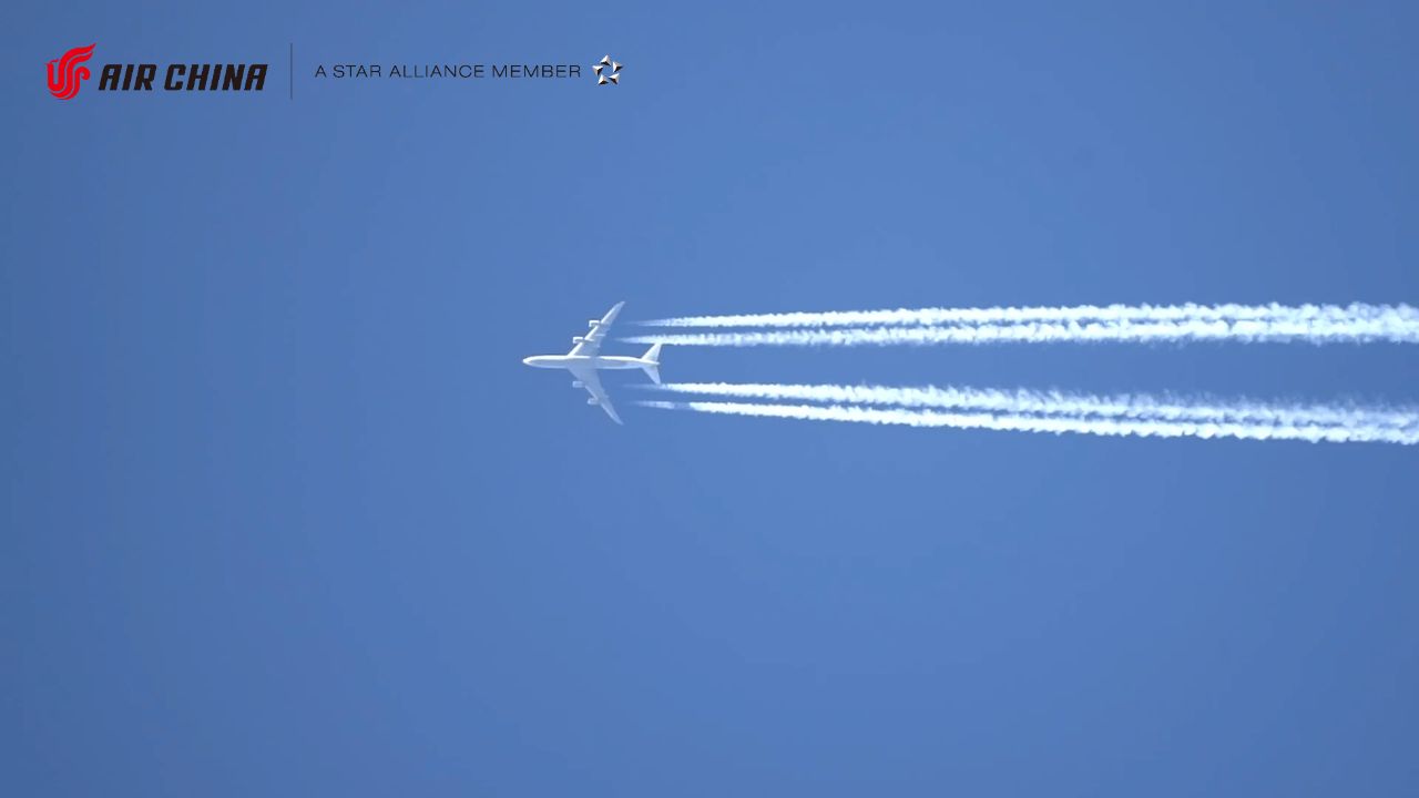飛行機が青空を横切る際、後ろに長い長い飛行機雲を引いていますね