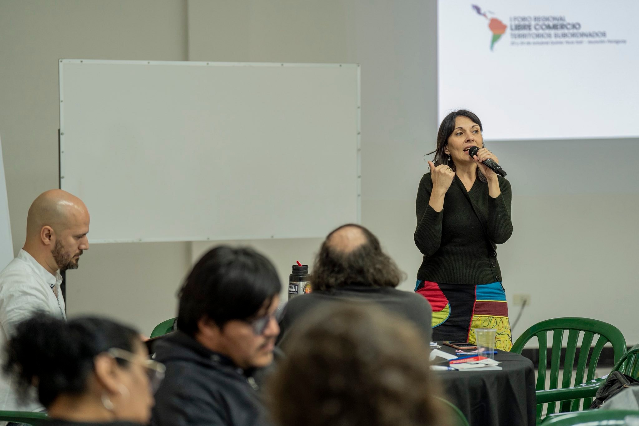 🌎 Con mesas de trabajo e... - Heñói Centro de Estudios | Facebook