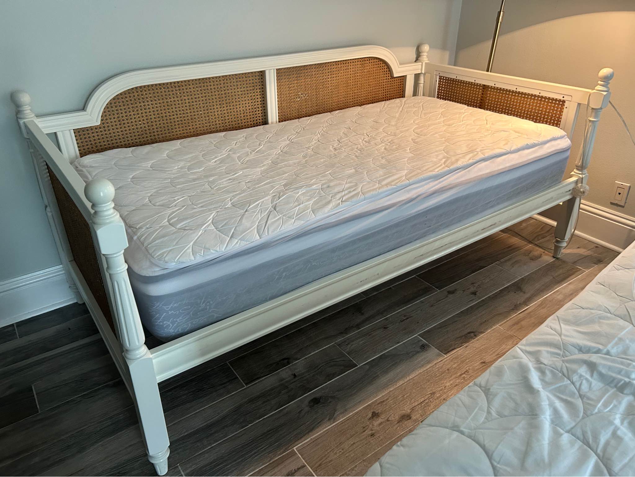 White and Wicker Daybed with Pop-Up Trundle - Mattresses Included