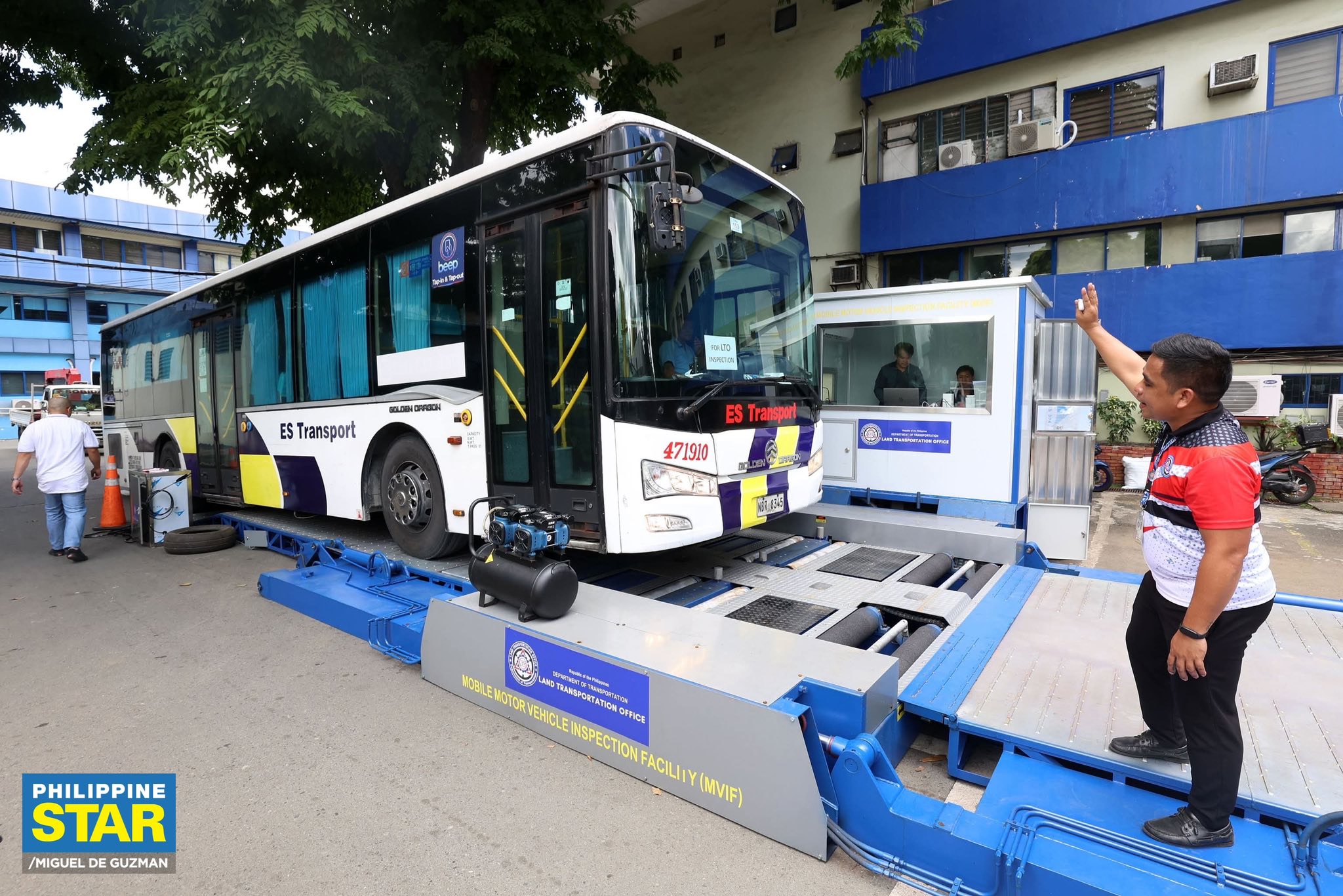 Philippine - Land Transportation Office (LTO) personnel assist vehicles ...