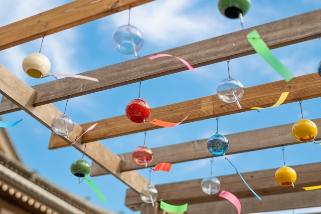 風鈴🎐 (Furin) are small, bowl-shaped wind chimes made of glass