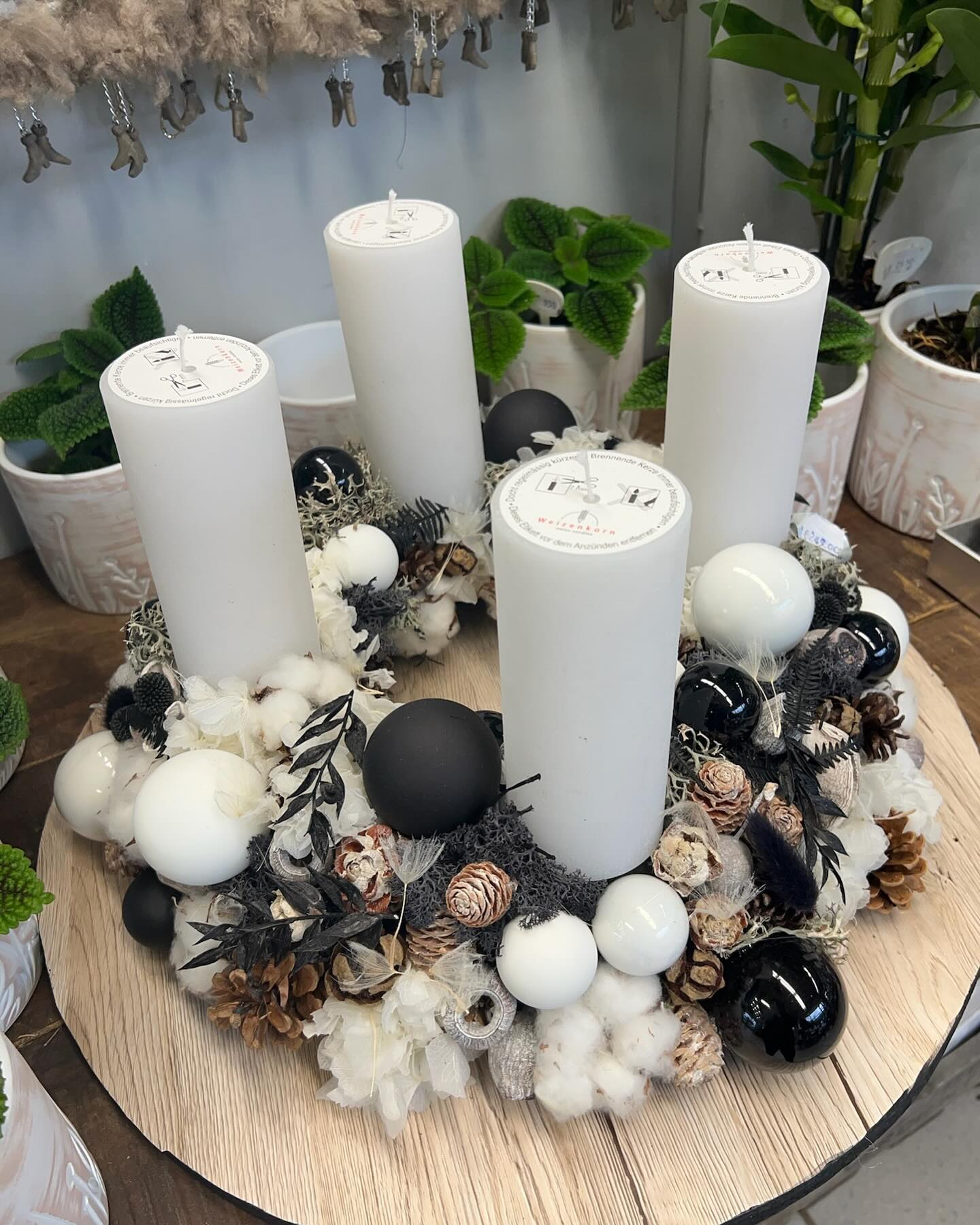 Zwei Adventskränze mit schwarzen Highlights. Und doch beide ganz unterschiedlich. In Kombination mit Weiß etwas natürlicher und mit Gold sehr edel und ausgefallen. #adventskranz #adventsdeko