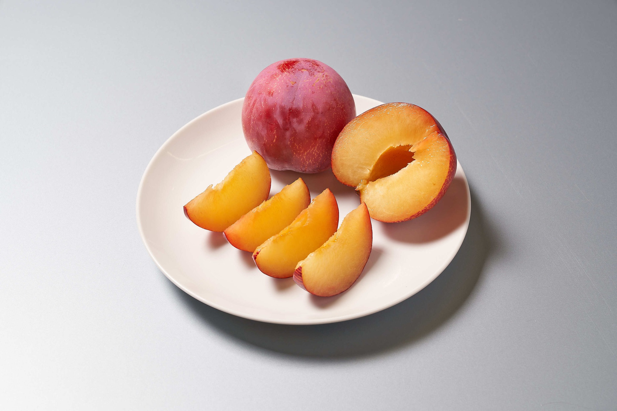 A Fruit That Looks Like a Peach but Is Not a Peach] Japanese plums 