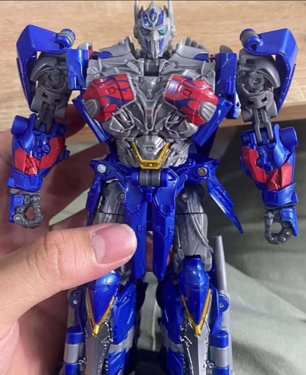 ULTRA - Imagenes en mano de optimus prime de Studio series AOE clase ...
