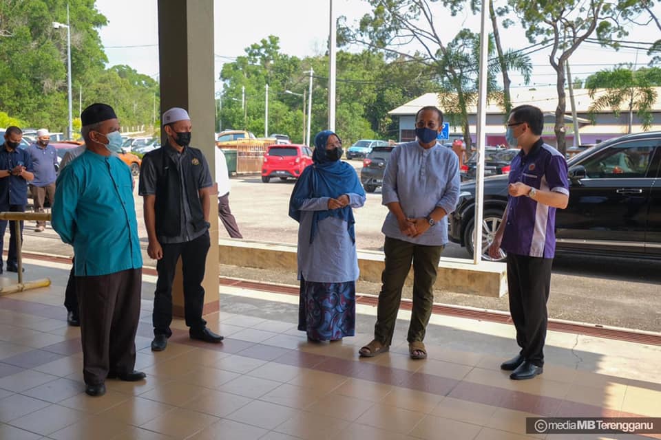 Usai menyerahkan sumbangan kepada... - IMITS Rhu Rendang | Facebook