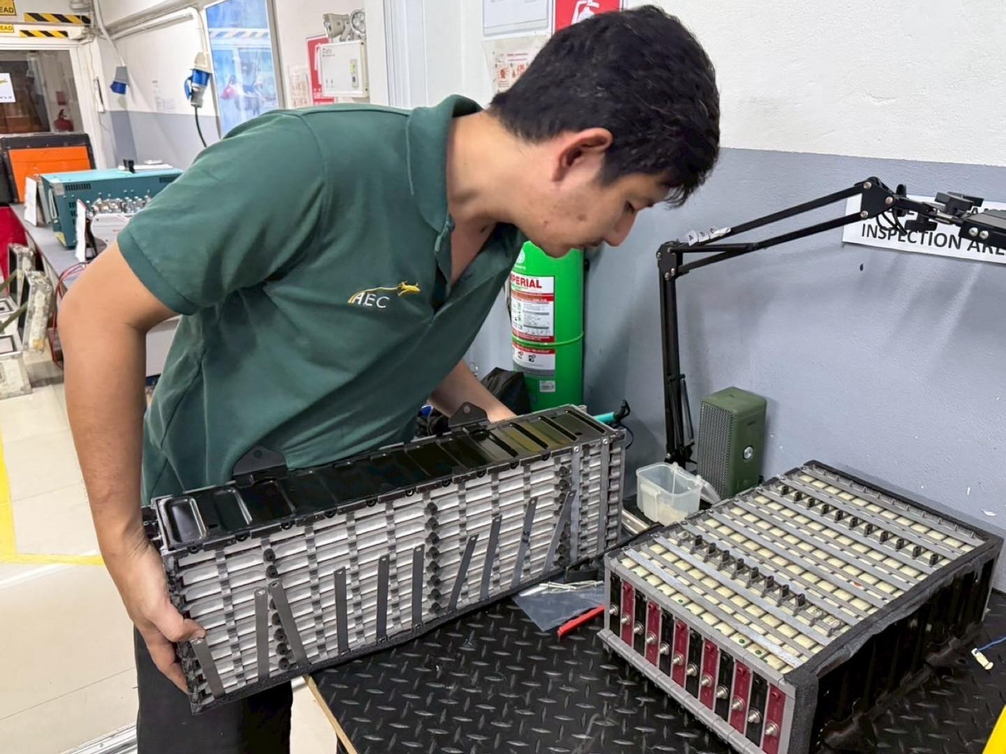 แบตเตอรี่ไฮบริด - 🔋🚘 เปลี่ยนชุดแบตเตอรี่ไฮบริดใหม่ Toyota... | Facebook