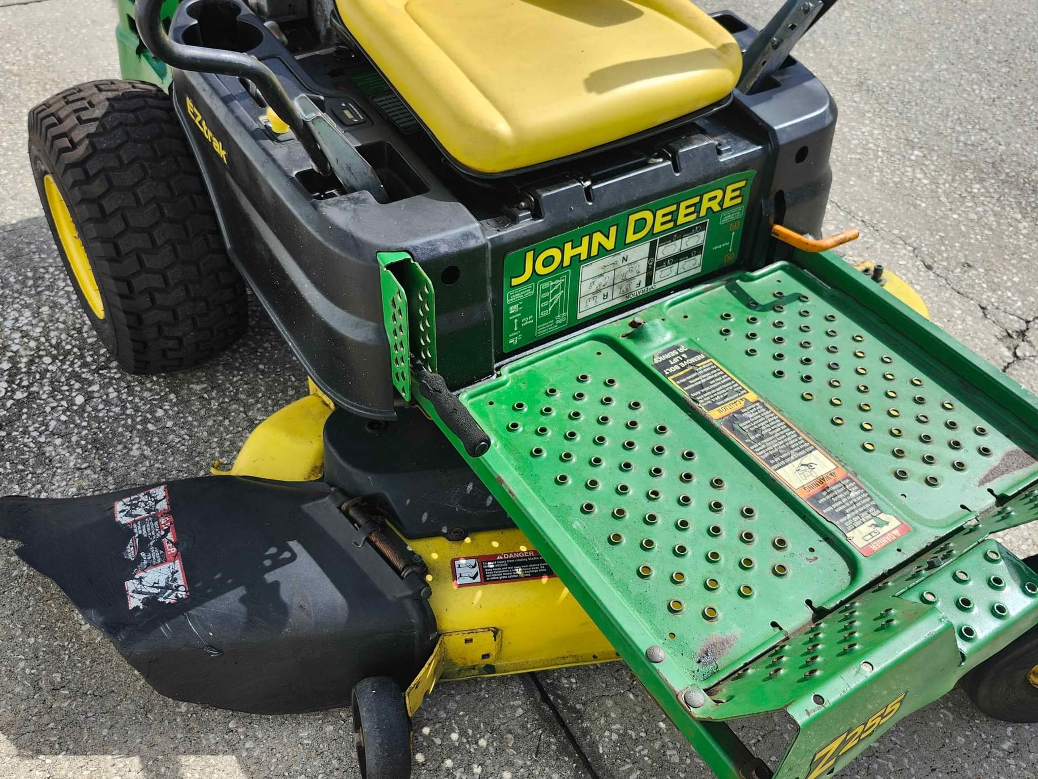 John Deere Z255 zero turn mower. 22hp engine, 48
