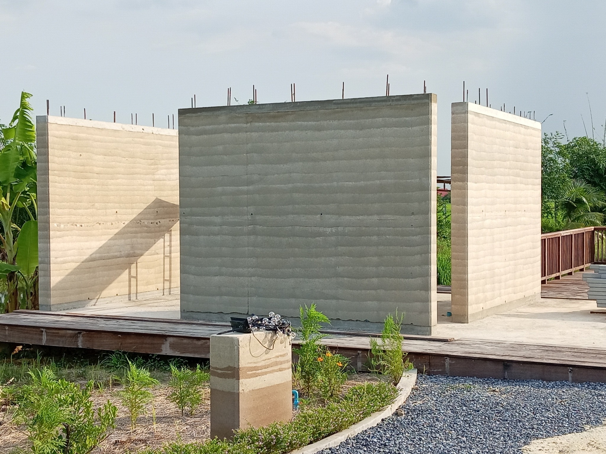 ผนังดินอ... - ผนังดินอัด DIY Rammed Earth โดย เส้นสวย สถาปัตย์
