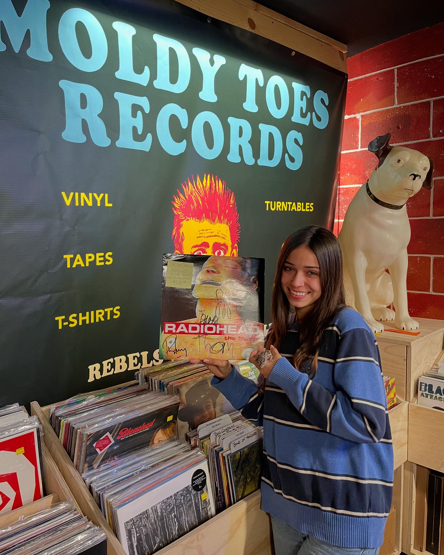Moldy - @amberrdelarosaa is the proud owner of the signed Radiohead ...