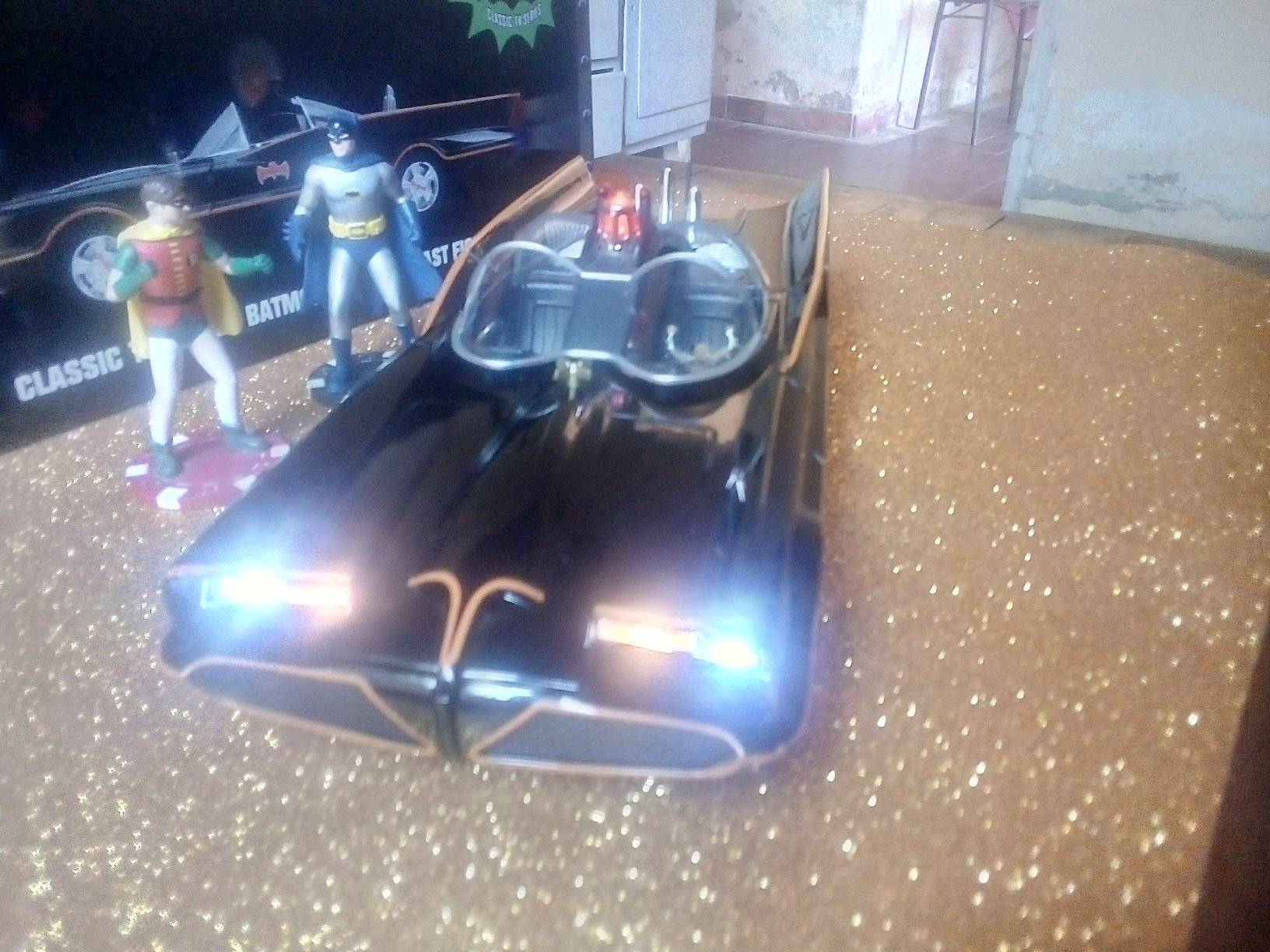 Jada Batmobile Métal 1:18 – Modèle 1966 TV – Portes, Capot, Coffre Ouvrants – Inclus Batman Et Robin