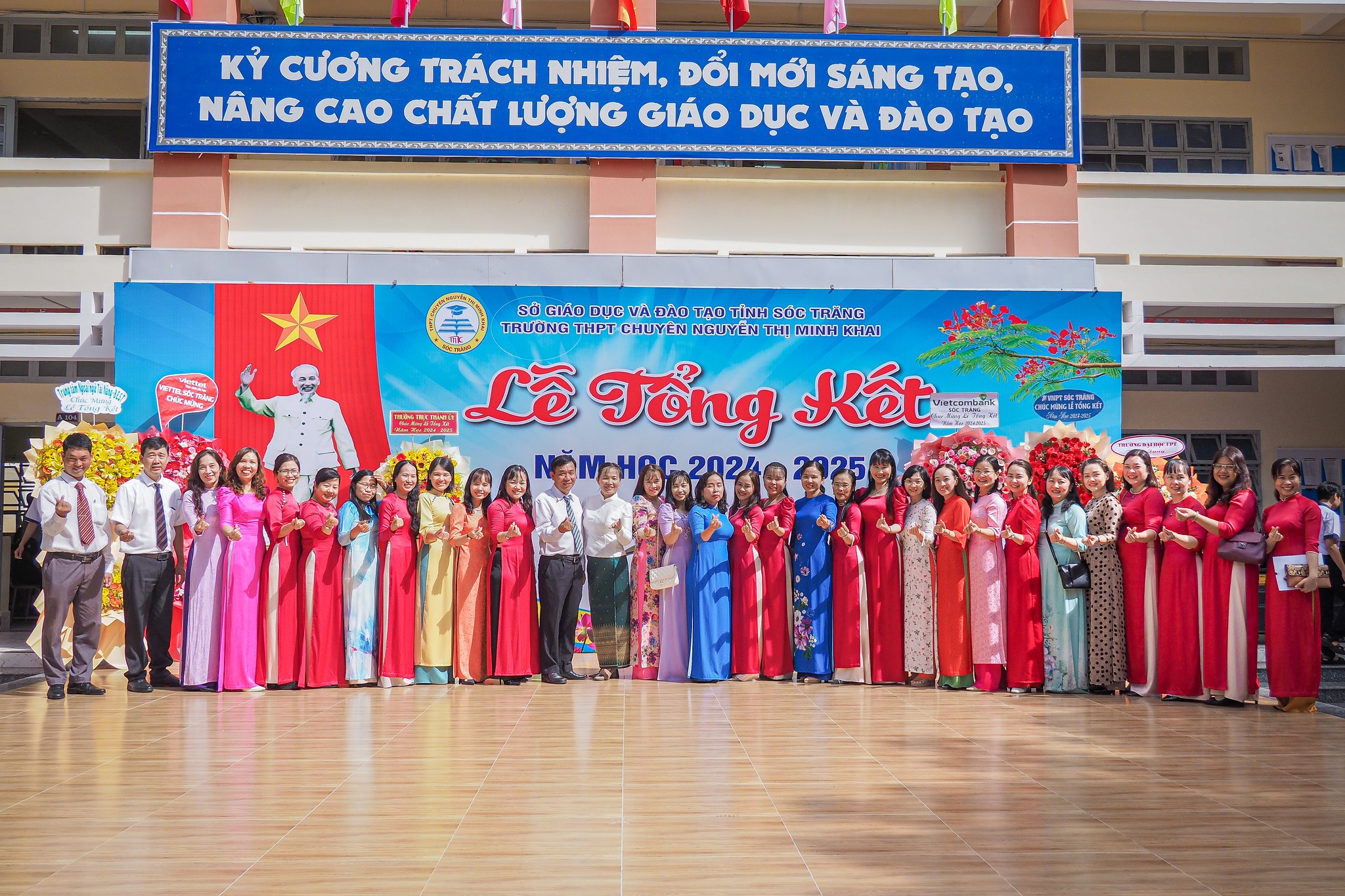 Văn phòng trường... - Văn phòng trường THPT chuyên NTMK - ST